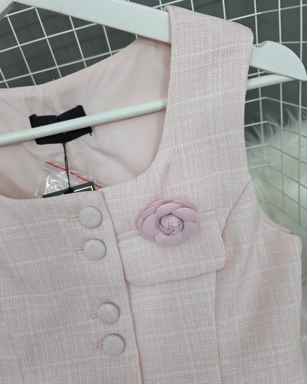 เสื้อแฟชั่น เสื้อกั๊กแขนกุด ติดกระดุมผ่าหน้า แต่งกระเป๋าและเข็มกลัดดอกไม้