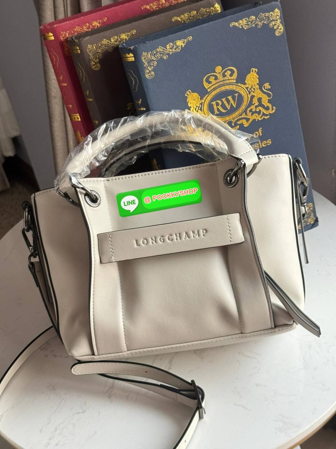 💕LONGCHAMP 3D S HANDBAG กระเป๋าใบนี้สามารถเป็นแบบ cross-body ได้ด้วยสายสะพายไหล่แบบปรับ และยังสามารถถอดออกได้ เมื่อต้องการเป็น Handbag กระเป๋า LONGCHAMP 3D เป็นส่วนหนึ่งของเทรนด์ปัจจุบันด้วยสไตล์สากลที่ทันสมัย ปรับให้เข้ากับวันหยุดสุดสัปดาห์ทําให้