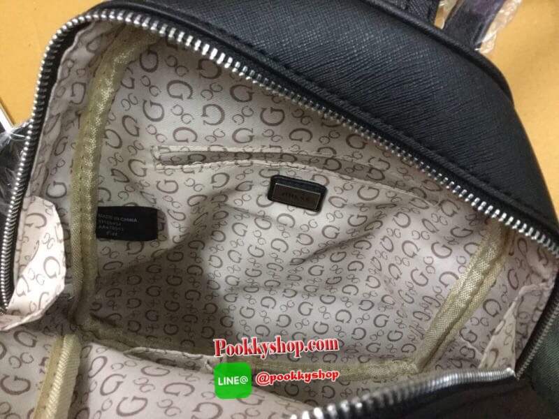 GUESS MINI BACKPACK BAG กระเป๋าเป้สะพายขนาดมินิ ซึ่งจัดว่าเป็น2way สามารถดึงสายสะพายออกมาให้เป็นสะพายไหล่หรือcrossbody วัสดุหนังsaffiano ด้านหน้ามี1ช่องเก็บของจุกจิก ช่องใหญ่เปิดปิดด้วยซิป ใส่มินิไอแพท กระเป๋าสตางค์ยาว ของจุกจิกได้อีกเยอะ ขนาดกำลังดีเลยที