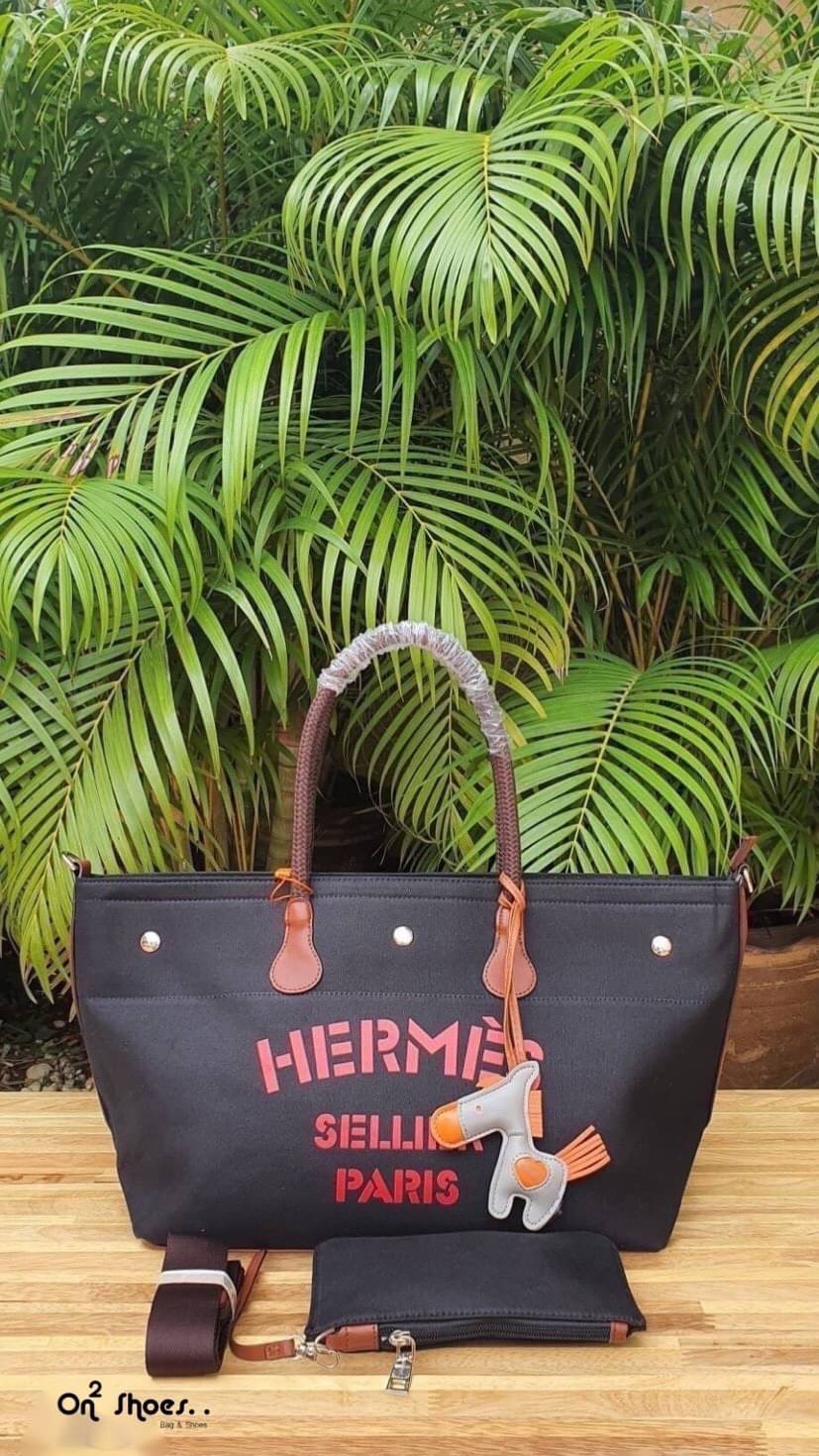 New stock “ HERMÈS “ กระเป๋าสะพายทรงชอปปิง วัสดุแคนวาสขอบเป็นหนัง ซิปปั้ม ปั้มแบรนด์ทุกจุด มีสายยาว พร้อมส่ง 4 สี
