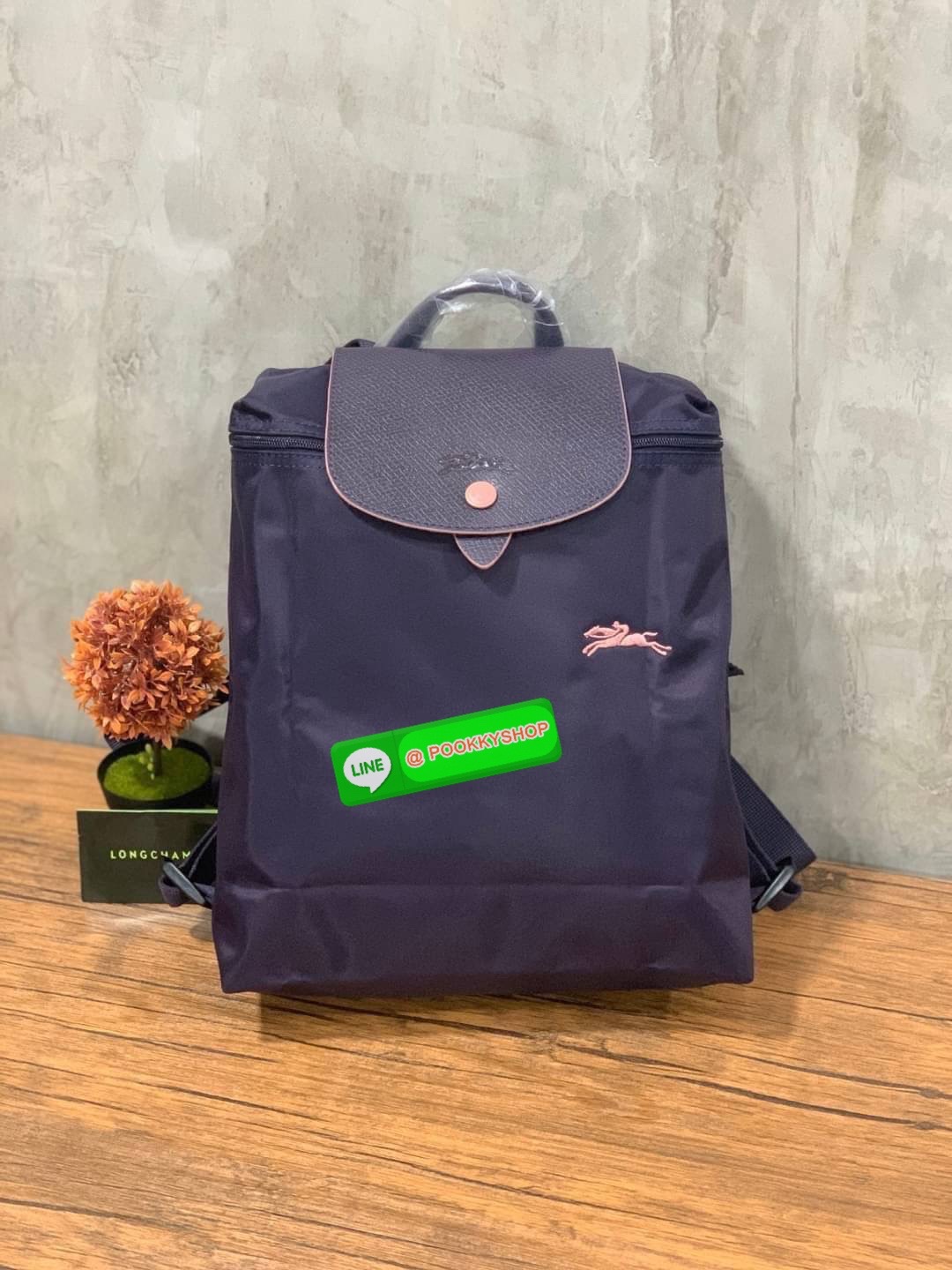 💕Longchamp LE PLIAGE Club Backpack พบกับอีกหนึ่งสไตล์ของLongchamp ที่เป็นรุ่นยอดนิยมอีกรุ่น สำหรับสาวแฟชั่นหัวทันสมัย เติมความพิเศษให้กับลุคด้วย ยังมีสีให้เลือกเยอะเรียกได้ว่าชอบสีโทนไหน ชอบแต่งตัวสไตล์ไหนก็เอาไปแมทช์กันได้เลย เป็นกระเป๋าเป้ในไม่ก