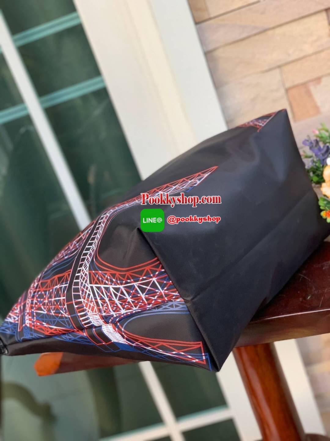 Longchamp Made In France Le Pliage Eiffel Tower Limited Edition Tote Bag สุดลิมิเตทกับlongchamp ที่ ออกมาเฉพาะซีซั่น พิมพ์ลายหอไอเฟล สามาถพับเก็บได้ ตรงตามชื่อทรง (คำว่า Le Pliage เป็นภาษาฝรั่งเศส แปลว่าการพับ) ส่วนฝาปิดและหูจับเป็นหนังที่ทำให้กระเป๋าดูไม