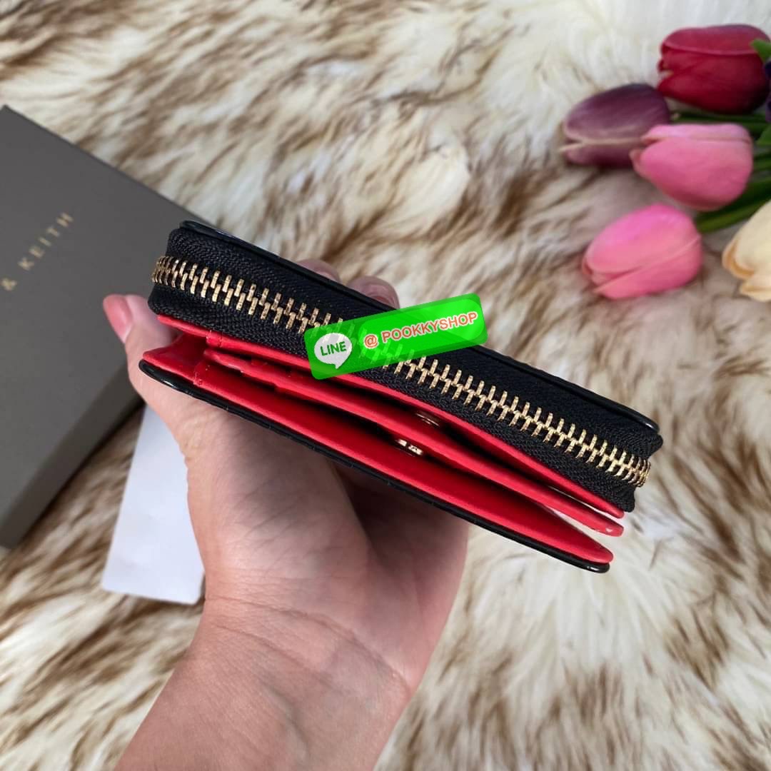 CHARLES & KEITH COMPACT WALLET กระเป๋าตังใบสั้นฟังก์ชันครบ!! ด้านหน้ามีโลโก้แบรนด์ มีช่องซิปใส่เหรียญ เปิดปิดแบบกระดุม ด้านในมีช่องใส่การ์ด 16 ช่อง มีช่องใส่ธนบัตรตามยาว ไม่ต้องพับแบงค์ค่า คุ้มมากๆเลยใบนี้