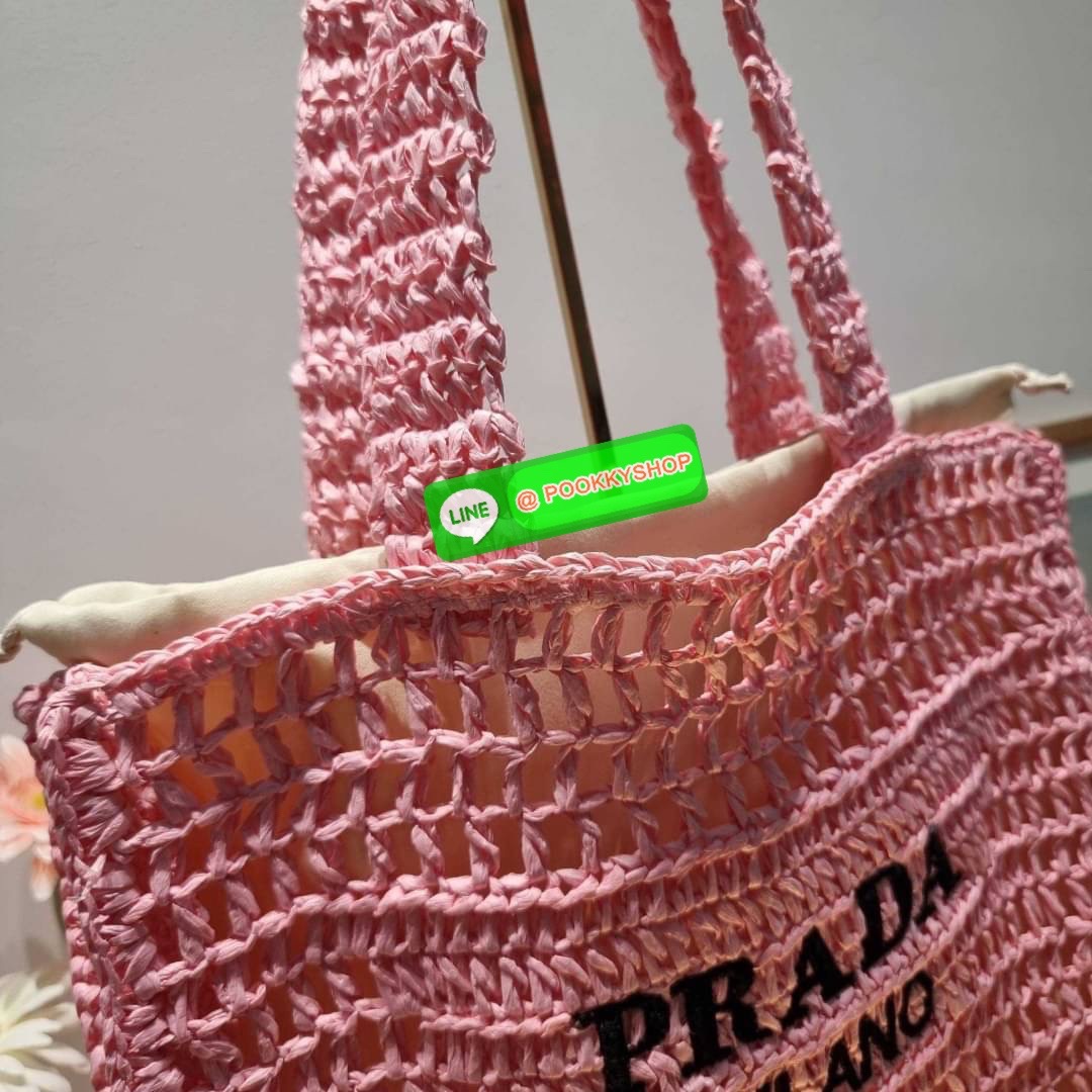 PRADA RAFFIA TOTE BAG สวยไม่ซ้ำใคร สไตล์บีช เหมาะมากกับการสะพายไปเที่ยวทะเล หรือจะใช้ในวันสบายๆก็ตอบโจทย์ กับกระเป๋าสะพายสานใบใหญ่ ตัวกระเป๋าเป็นวัสดุสังเคราห์จากธรรมชาติ สานทอเต็มใบออกมาเป็นลวดลายสวยงาม มีกระเป๋าซับในให้ สำหรับใส่ของเป็นสัดส่วน และรูดปาก