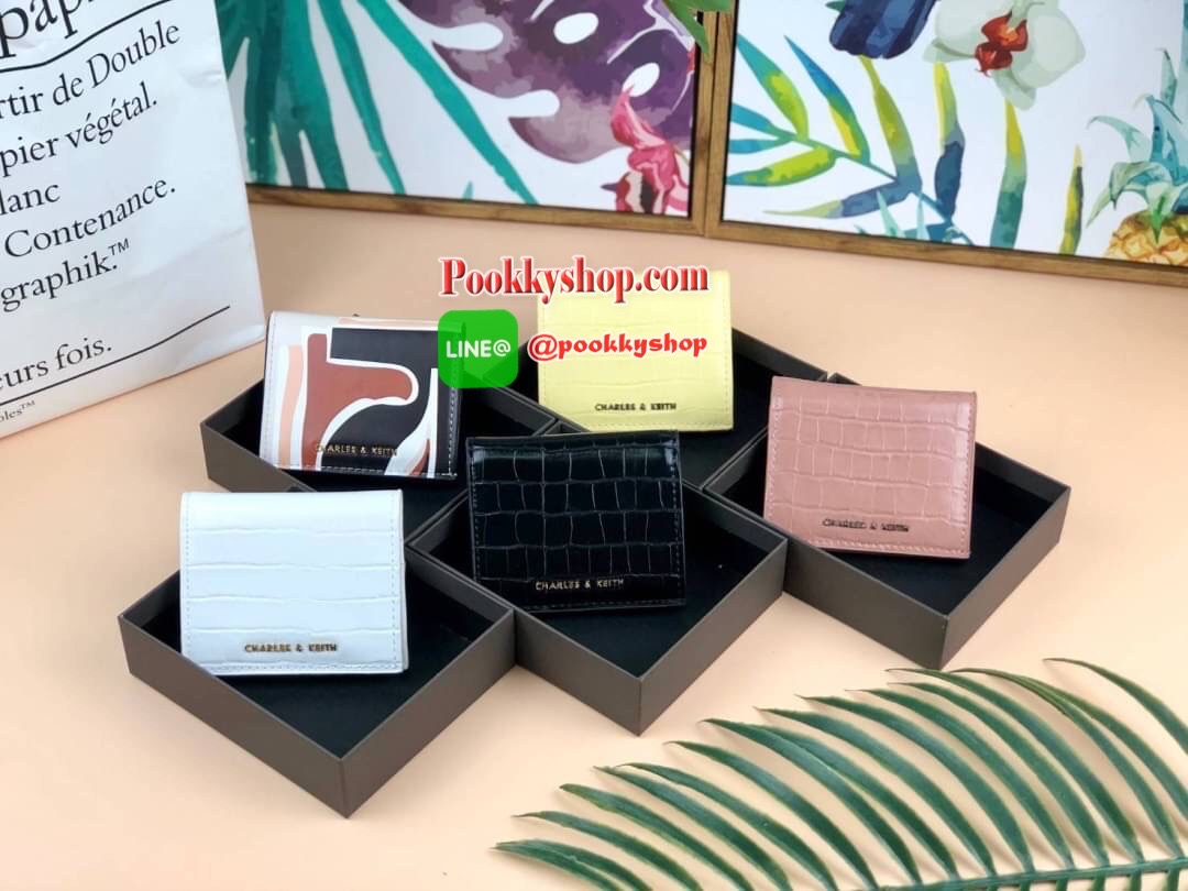 CHARLES & KEITH CROC-EFFECT SMALL WALLET กระเป๋าเงินใบสั้น วัสดุหนังพิมพ์ลายจรเข้ (สีมัลติหนังเรียบ) ด้านหลังมีช่องซิปใส่เหรียญ รุ่นนี้เปิดปิดแบบกระดุม ด้านในมีช่องใส่บัตรได้ 6 ใบ และช่องใส่ธนบัตรได้ตามยาว ไม่ต้องพับแบงค์เลยค่า น่ารัก ใบประทัดรัด ห้ามพลาด