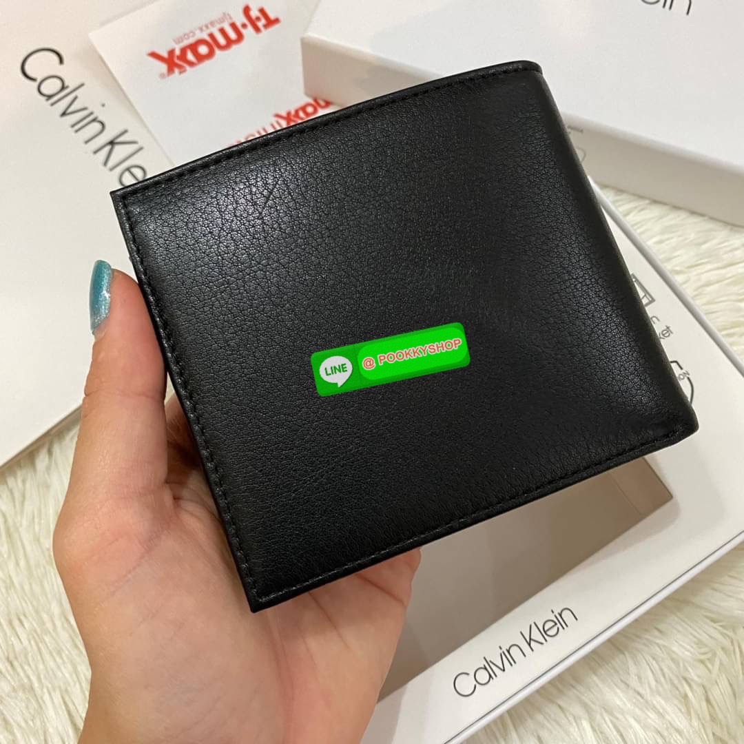 Calvin Klein Bifold Leather Short Wallet กระเป๋าสตางค์ใบสั้น และ ที่ใส่บัตรย่อยแบบเป็นสัดส่วน หนังดี นุ่มมือ รูปลักษณ์เรียบหรูแต่เท่ห์ตามแบบฉบับของแบรนด์Set นี้มาเท่าไรก็หมดคะ รีบจับจองนะคะ มาพร้อมถุงกระดาษแบรนด์และกล่องจ้า สุดคุ้มมอบให้เป็นของขวัญหรือใช้
