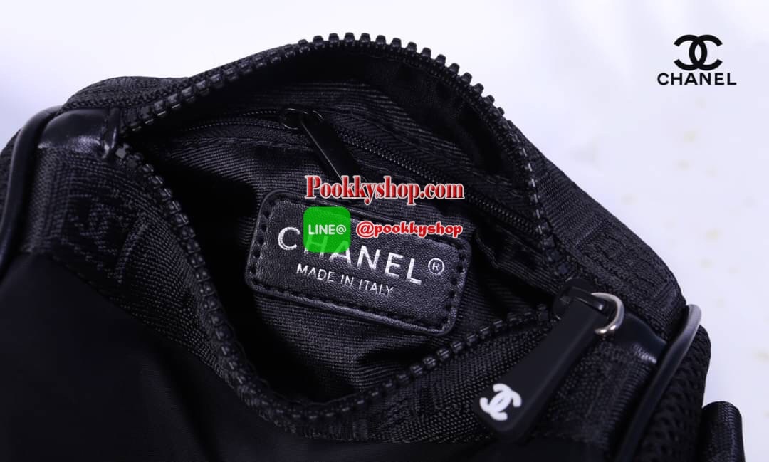 Chanel Black Sport Line Mini Duffle Bag กระเป๋าใช้ได้ 2 ด้าน วัสดุเป็นผ้าไนล่อน เปิด-ปิด แบบซิป ด้านนึงสกรีนโลโก้แบรนด์ อีกด้านสกรีนคำว่า Chanel มีป้าย not for sale เป็น makeup bag สายสะพายยาวสามารถปรับได้ ปรับเป็นสะพายไหล่ได้ ใส่ของได้เยอะ ใส่กระเป๋าสตาง