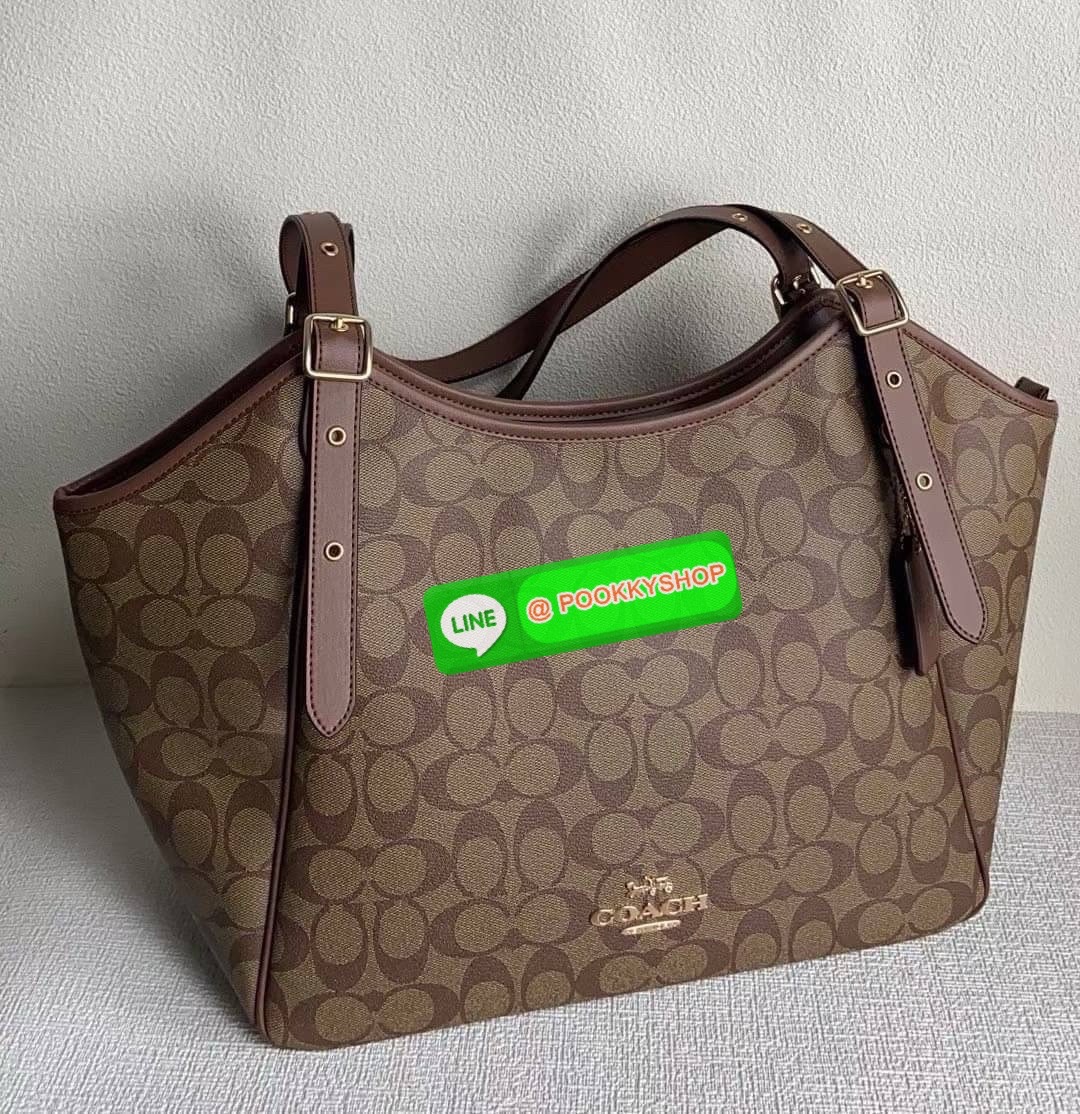 รุ่น: Coach CM076 – Gallery Tote In Signature Canvas • รายละเอียด: กระเป๋าทรง Tote รุ่น Gallery ลาย Signature Canvas คลาสสิก ตัดขอบหนังแท้สีดำเข้ม สายสะพายคู่ปรับระดับได้ ภายในกว้าง ใส่ของทำงานหรือเรียนได้สบาย มีช่องซิปหลัก 1 ช่อง และช่องเสริมด้านในอีกหลา