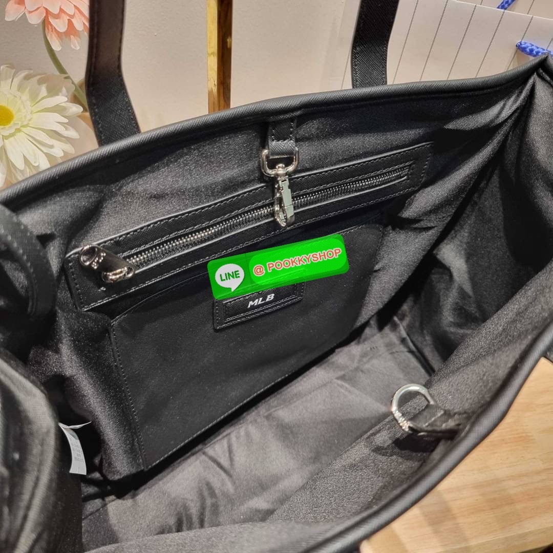 MLB MONOGRAM TOTE BAG กระเป๋าทรงโท้ท ใบใหญ่จุคุ้ม ที่มีกิมมิคไม่เหมือนใคร ด้วยดีไซน์ลวดลายโมโนแกรมเอกลักษณ์ ปั๊มลงบนผ้าแคนวาสและหนัง pu คุณภาพดี สวยคม ปากกระเป๋ามีอะไหล่เกี่ยวกันของหล่นได้ มาพร้อมสายสะพายในตัว ภายในโล่งกว้างมาก ใส่ของสำคัญได้แบบไร้กังวล ห