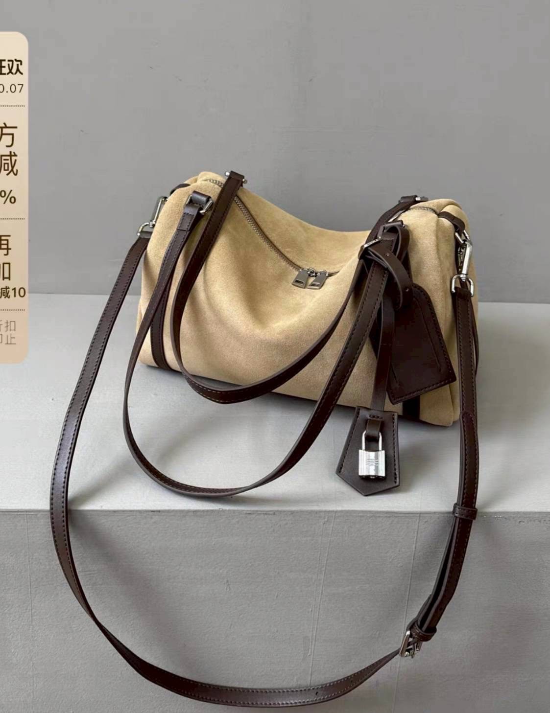 กระเป๋าทรง hobo suede bag ดีไซน์เรียบแต่ดูแพงสุดๆ งานหนังกลับนุ่มมือ ผสมกับสายหนังเรียบเนียนคุณภาพดี ให้ฟีลหรูมีคลาสแบบมินิมอลยุโรป ใบนี้ใช้งานได้จริงทุกวัน ดูดีทั้งถือและสะพาย ทรงนิ่มแต่ไม่ย้วย มีโครงเล็กน้อยช่วยให้ตั้งสวย ช่องซิปหลักเปิดกว้าง หยิบของง่า