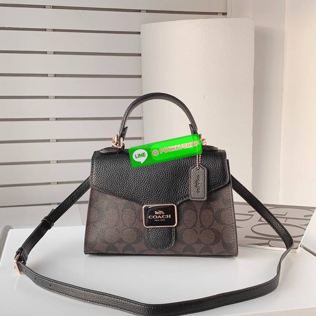 “Classic elegance with a modern twist.” Coach Pepper Satchel – กระเป๋าทรง Satchel ที่ผสานความคลาสสิกและความทันสมัยได้อย่างลงตัว วัสดุคุณภาพเยี่ยม ผสมผสานระหว่างหนังและผ้าแคนวาสลายซิกเนเจอร์ของ Coach เหมาะสำหรับวันทำงานหรือวันพักผ่อน เพิ่มความหรูหราให้กับท