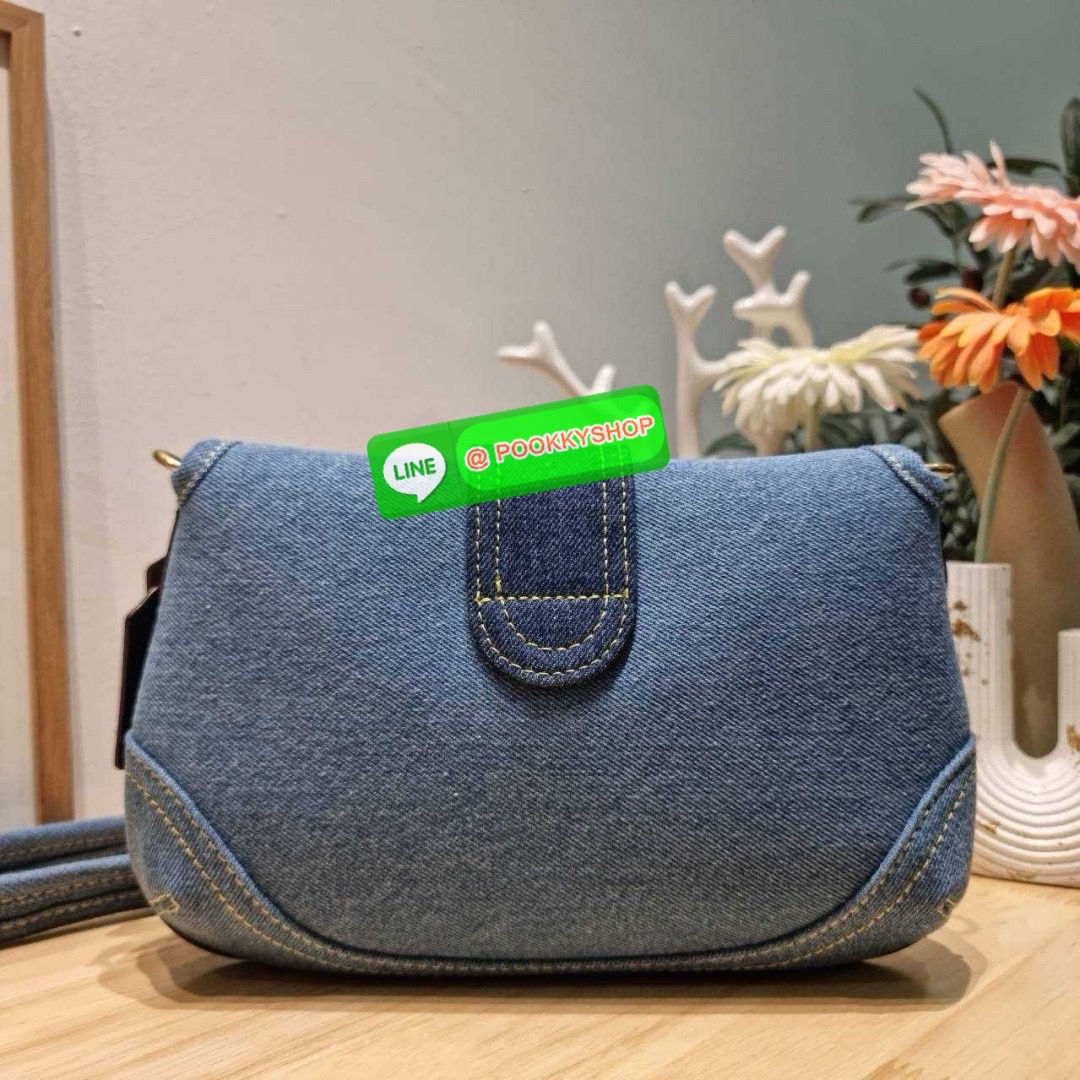 COACH CR737 SOHO BAG IN REPURPOSED DENIM 🔅 Details เลิกสวยแซ่บกี่โมงคะคุณน้า! ไอเท็มให้พาใจสั่นมาอีกแล้ว! กับกระเป๋าสะพายไหล่สไตล์วินเทจ ที่ยังคงแมสและฮอตมาก ด้วยรูปทรงที่ใช้งานง่าย ไม่เกะกะ แต่มีความเรียบหรูในตัว กระเป๋าปิดด้วยกระดุมแม่เหล็ก ภายใ