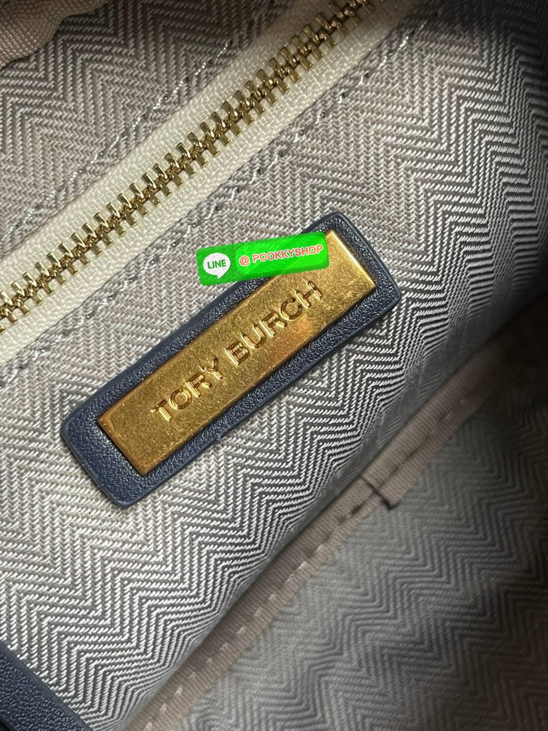 Tory burch kira chevron tweed small camera bag สาว ๆ ลุคคุณหนูไม่ควรพลาด Collection นี้เลยนะคะ เพราะ Kira Chevron เป็นรุ่นที่ตอบโจทย์และครองใจสาว ๆ ได้อย่างแท้จริง ลวดลายบนกระเป๋าแบบกราฟฟิคมีเท็กเจอร์ ทำให้กระเป๋าดูมีราคามากยิ่งขึ้น มาพร้อมกับโลโก้ Double