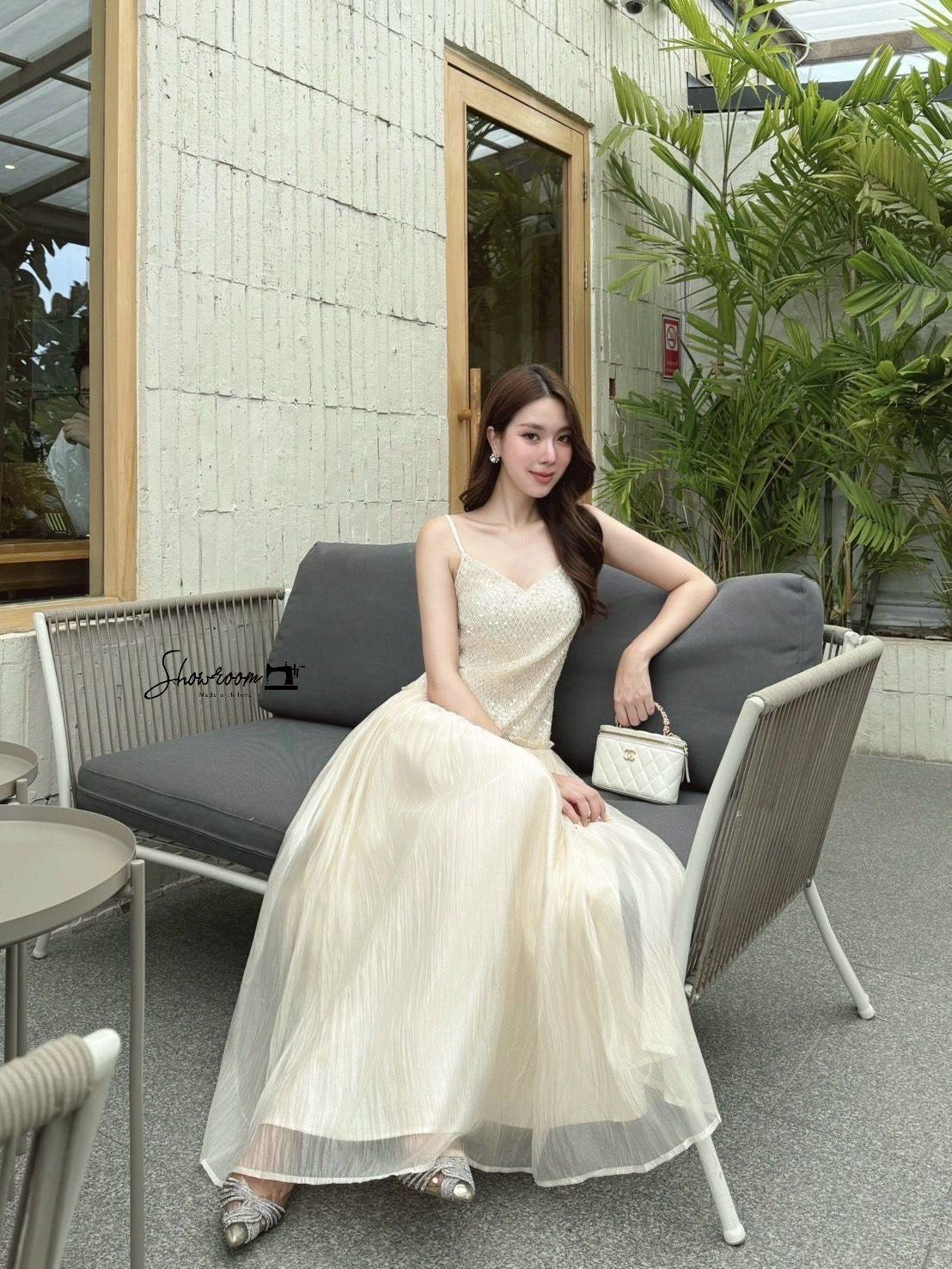 เดรสแฟชั่น เดรสสายเดี่ยวตัดต่อผ้า2ชนิด ช่วงบนผ้าทอสลับเลื่อมในตัวเล่นไฟสวยหรู