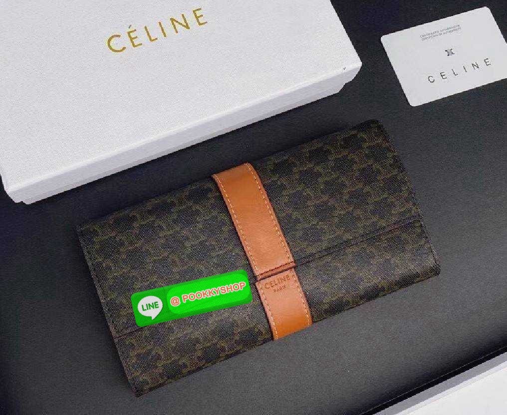✴️มาแล้วนะคะ! Don't Miss!✴️CELINE LONG WALLET BAG VIP GIFT WITH PURCHASE-GWP กระเป๋าพรีเมี่ยมกิ๊ฟ Limited จาก CELINE HAUTE PARFUME DUTYFREE COUNTER วัสดุ Triomphe Canvas หนังสวยอยู่ทรงปั้มโลโก้ด้านหน้าเปิดปิดฝาปิดกระดุม ภายในมีช่องใส่บั