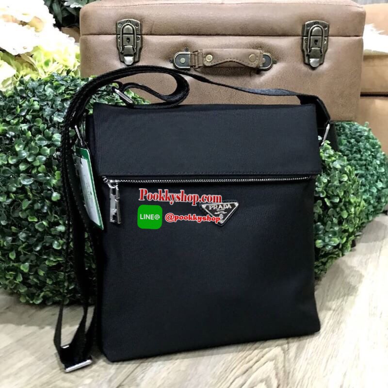 ห้ามพลาด! PRADA MESSENGER BAG VIP GIFT WITH PURCHASE (GWP) กระเป๋าสะพายทรงเหลี่ยมพรีเมี่ยมกิ๊ฟ Limited edition จากเคาน์เตอร์แบรนด์ วัสดุ Nylon เนื้อหนาด้านหน้าประดับโลโก้แบรนด์ดีไซน์คลาสสิคไม่มีเอ้าท์ ขนาดกำลังดี เปิดปิดด้วยซิปสะดวกใช้ ด้านหลังมีช่องซิป ห