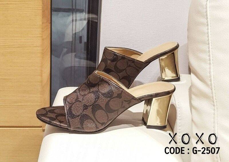 งานสวม ลายหนัง Coach สวย หรู ดูแพงเกินราคาขาย สวมใส่แมทส์ชุดง่าย หลายโอกาส เพิ่มความหรู ส้นสีทอง สวย งานเรียบร้อย ใส่สบาย ส้นทรงแท่ง ยื่นทรงตัวสบาย ไม่เมื่อย น้ำหนักเบา