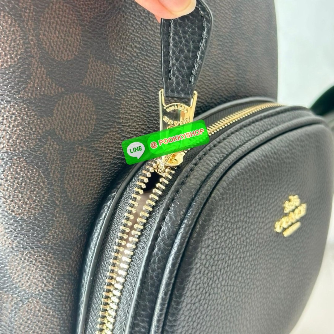 Coach Court Backpack In Signature Canvas 🔖กระเป๋าเป้สะพายหลัง ขนาดกำลังดี สะพายได้ทุกโอกาส 🔖วัสดุ : หนังแคนวาส ตัดหนังแท้ 🔖เปิด-ปิดแบบซิป ด้านในมีกระเป๋าซิปและกระเป๋าอเนกประสงค์ ปิดด้วยซิปคู่ มีซับในผ้า มีช่องซิปด้านนอก 🔖สา