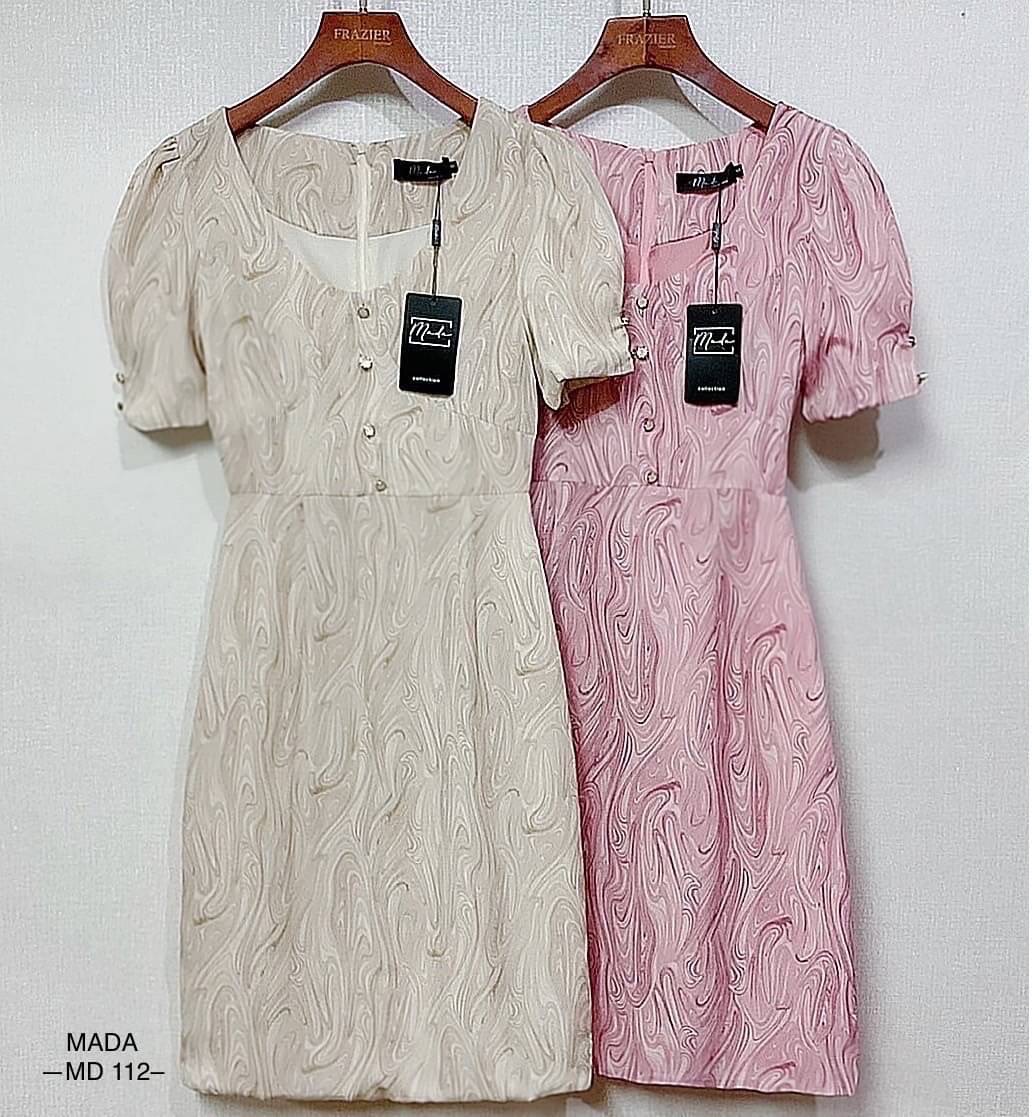 Dress ผ้าลายแขนตุ๊กตาพองปลายแขนเป็นยางด้วยค่ะรุ่นนี้ แต่งกระดุมช่วงอก ทรงเข้ารูปต่อเอวใส่ออกมาคือพอดีตัว ผ้าสวยเนื้อนิ่มลื่น ใส่สบาย งานซับในเย็บเก็บชาย ซิปหลังซ่อน