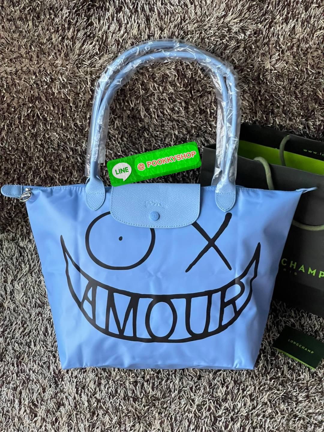 ð Longchamp x AndrÃĐ Le Pliage Large Shoulder Bag āļāļāļĨāđāļĨāļāļāļąāđāļāļŠāļļāļāļāļīāđāļĻāļĐāļāļēāļāļĨāļāļāļāļāļāļāđ âLongchamp & AndrÃĐâ āļāļĩāđāļĄāļĩāļĻāļīāļĨāļāļīāļāļāļĢāļēāļāļīāļāļĩāđāļāļ·āđāļāļāļąāļ āļāļąāļāđāļāļĢ āļāļēāđāļĢāļ§āļē (Mr. AndrÃĐ Saraiva) āđāļāđāļēāļāļāļāļāļēāđāļĢāļāđāļāļāļĢāđāļāļēāļĢāđāļāļđāļāļŠāļļāļāļĢāđāļēāđāļĢāļīāļāļāļĒāđāļēāļ âāļĄāļīāļŠāđāļāļāļĢāđāđāļ (Mr. A)â āļĄāļēāļĢāđāļ§āļĄāļāļāļāđāļāļāļāļĢāļ°āđāļāđāļēāļāļāļĨāđāļĨāļāļ