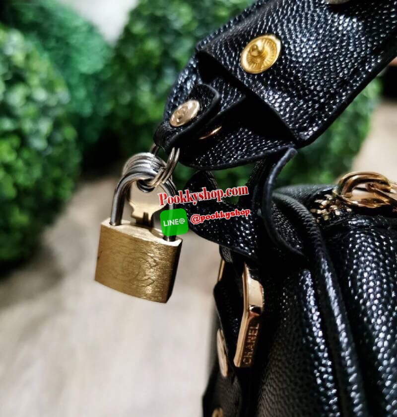 NEW! CHANEL CAVIAR LARGE HANDBAG VIP GIFT WITH PURVHASE กระเป๋าเดินทางใบใหญ่รุ่น Limited Edition - GWP พรีเมี่ยมกิ๊ฟของเเท้จาก Chanel Counter หนังคาเวียร์เนื้อหนาสีดำขึ้นลายสวยหรูอยู่ทรง ด้านหน้ามีโลโก้แบรนด์ เปิดปิดด้วยซิปสะดวกใช้ ประดับTAG โลโก้แบรนด์อะ