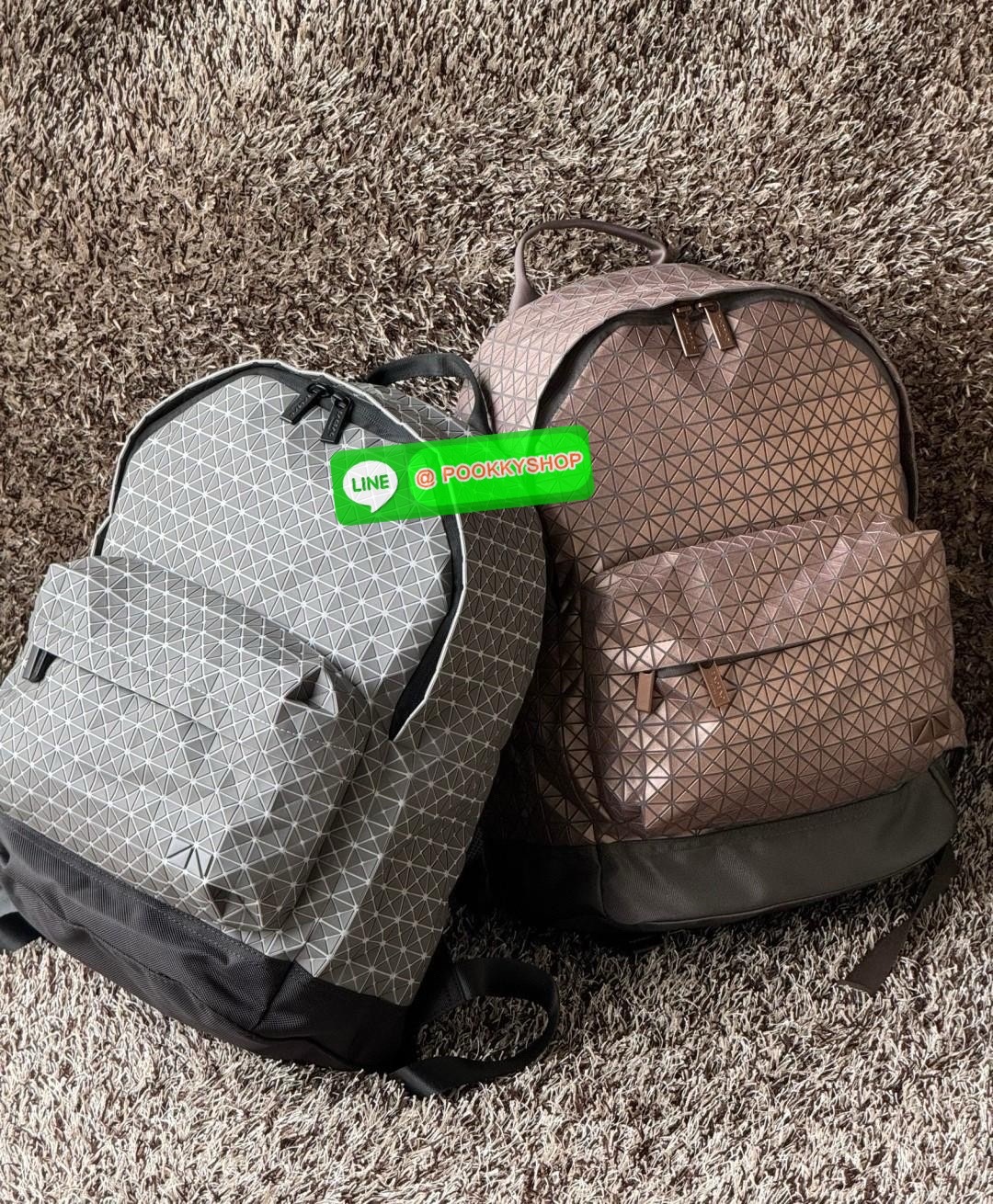 Bao Bao Issey Miyake Daypack geometric backpack กระเป๋าเป้ทรงคลาสสิก รองรับน้ำหนักได้ดี เหมาะกับการเดินทาง เป้สะพายหลังรุ่น Daypack One-Tone Backpack มาในรูปทรงกระเป๋าเป้สุดคลาสสิก โดดเด่นด้วยการออกแบบที่เป็นเอกลักษณ์ วัสดุสามเหลี่ยมขนาดเล็กพิเศษ ได้กลิ่น