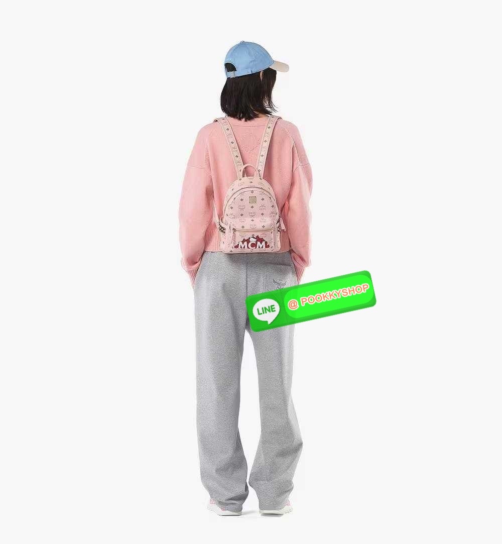 🔆 Model MCM×HELLO KITTY STARK SIDE STUDS MINI BACKPACK IN VISETOS 🔆 Details อีกหนึ่งรุ่น Best seller ที่ต้องมี!! พร้อมสีมาใหม่ที่พลาดไม่ได้!! และดีไซน์คอลแลบกับคิตตี้ครบรอบ 50 ปี! น่ารักน่าใช้เกินเรื่องสุดๆ กระเป๋าเป้ ไซส์ mini ขนาดเหมาะกำ