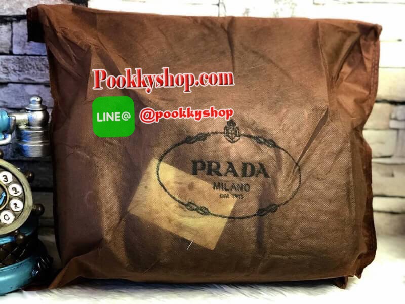 Prada Small Leather Shoulder Bag 💯 กระเป๋าสะพายขนาดกำลังดี สวยหรูอยู่ทรงด้านหน้าประดับโลโก้อะไหล่ มาพร้อมสายสะพายหนัง ภายในมีป้ายหนังโลโก้ ช่องซิปและช่องเล็ก ซับในสกรีนลายตามแบบฉบับของแบรนด์ ใส่มือถือ ipad mini ,iphone8+ กระเป๋าสตางค์ยาว ของจุกจิก