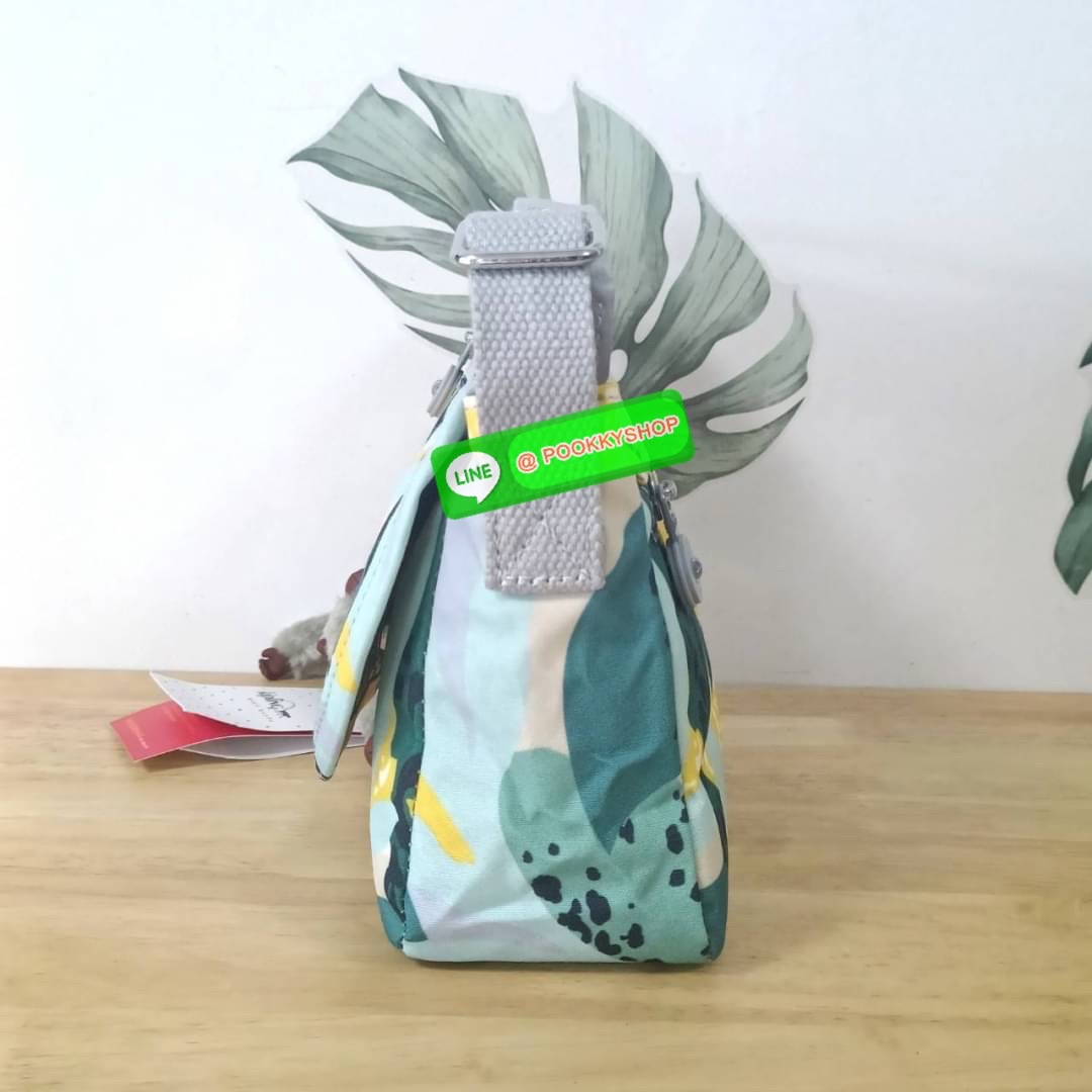 KIPLING SABIAN CROSSBODY MINI BAG กระเป๋าสะพายข้าง วัสดุ Nylon & Polyester 100% ขนาดเล็กกำลังน่ารัก เปิด-ปิดด้วยฝาปิดกระดุมแม่เหล็กและซิปแบรนด์ ด้านในทีแท็กแบรนด์