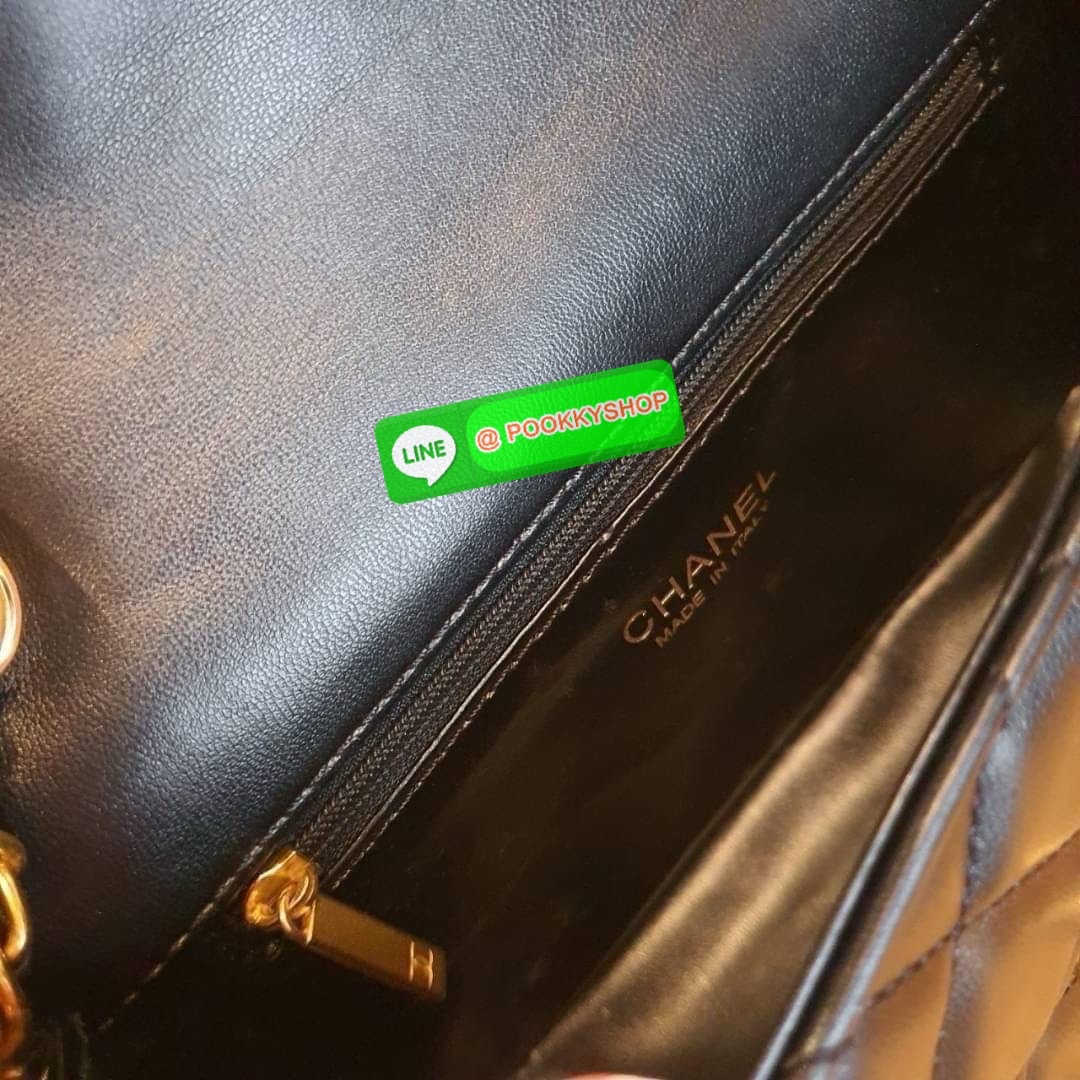 พร้อมส่งรุ่นขายดี !! กระเป๋างานกิฟท์ CHANEL VIP GIFT CROSSBODY BAG กระเป๋าทรงสะพายข้าง หนังพียูพรีเมี่ยม อะไหล่ทองวินเทจทั้งใบ ประดับโลโก้แบรนด์และตกแต่งด้วยกิมมิคใบไม้ เปิดปิดด้วยตัวหมุน ด้านในใส่กระเป๋าสตางค์ได้ถึงใบกลาง มือถือได้ทุกรุ่น พร้อมช่องซิปให้