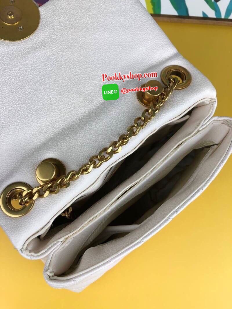 LYN ABSOLUTE DREAM กระเป๋าถือ/สะพายสายโซ่สีคลาสสิค วางอยู่ทรง มีหมุดรองฐาน 4 มุม ตัวกระเป๋าเดินด้ายลายเชฟรอนพร้อมประดับลายน่ารัก เปิดปิดด้วยกระดุมแม่เหล็ก ด้านในแบ่งเป็น 2 ช่องใหญ่ จุของพอสมควรค่ะ ใส่ iPhone plus/กระเป๋าเงินใบกลางได้เหลือๆ เลยค่ะ สายสะพาย