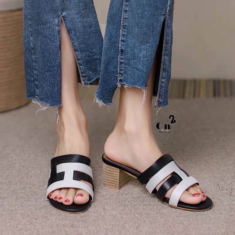 Hermes amica พร้อมส่ง รองเท้าส้นสูง Hermes ดีไซน์หนังทูโทนสายสลับงานสวยเรียบหรูดูดีมากค่ะ สูง 2.5"กำลังดีใส่สบาย พื้นปั้มแบรนด์