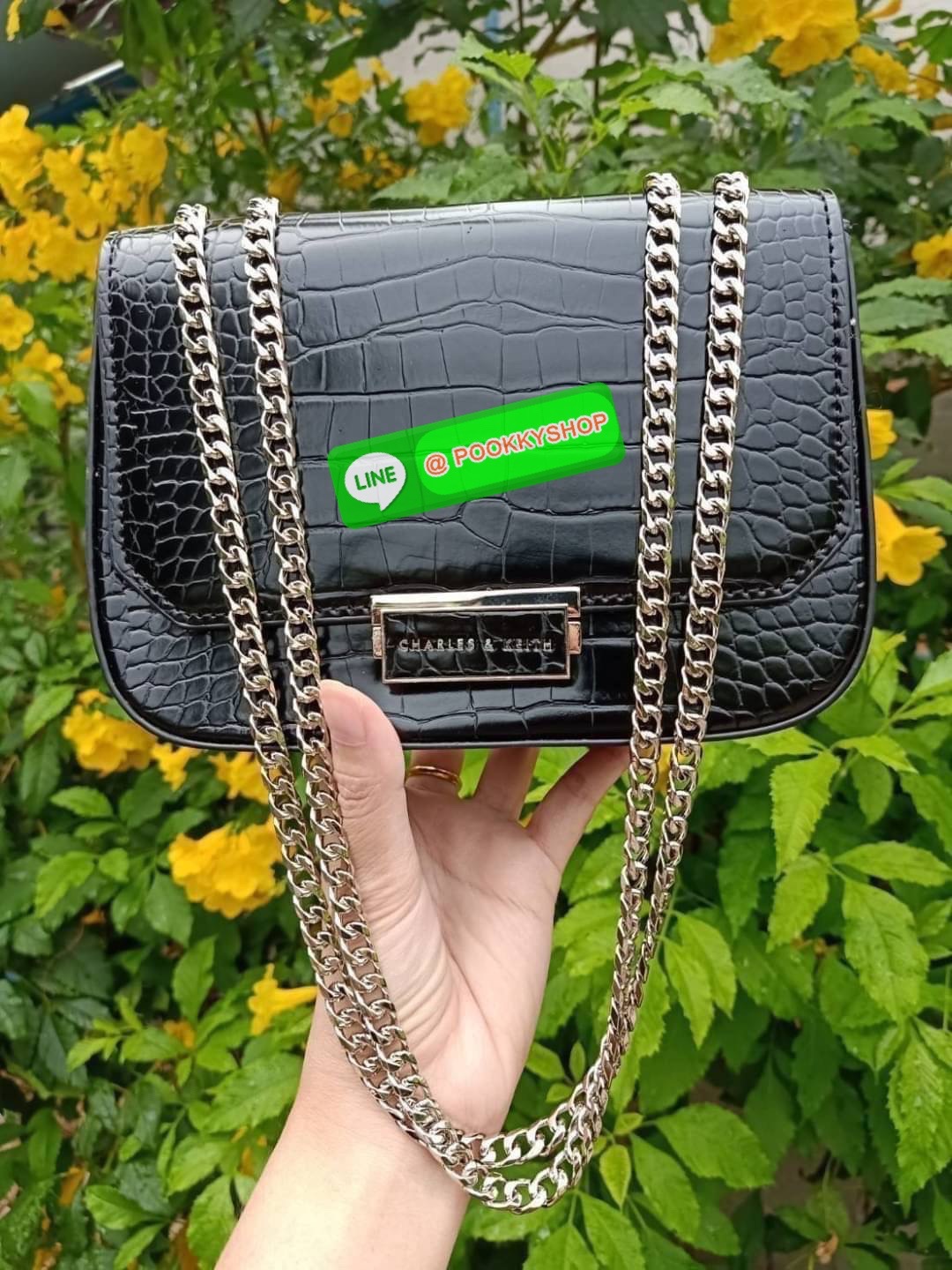 แท้ Outlet Charles&Keith ลายหนังจระเข้ ผิวเงา เปิดปิดแบบบีบคลายล็อค ภายในมีช่องซิป ด้านหลังมีช่องย่อย สะพายสายคู่หรือสายเดี่ยวได้ น้ำหนักเบา