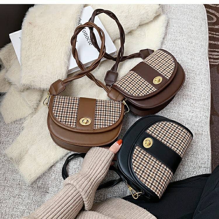 รุ่นใหม่ พร้อมส่ง!!!!!!! Shot bag สไตล์เอิร์ธโทนอีกหนึ่งรุ่น หนังคุณภาพดี ดีไซน์น่ารัก แถมสายสะพายให้2เส้น ถอดสายออกได้ทั้งคู่ เลือกใช้งานได้ตามชอบเลย