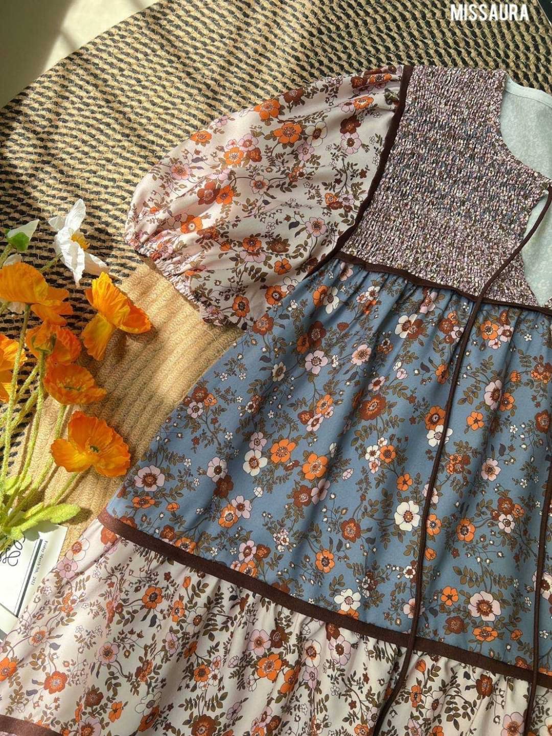 🍂Romaine Dress🍂 เดรสเกาหลี โทนสีน้ำตาลช่วงฤดูใบไม้ผลิบาน สวยมากก สีน้ำตาลส้มโทนอุ่นๆ ดีเทลน่ารักเข้ากับลายผ้า คอสม๊อคกุ้นขอบทั้งตัว แขนบอลลูนพอง กระโปรงระบายออกเป็นชั้นๆ เพิ่มความหวานให้ตัวเดรส ลายผ้าสลับกันสวยมากค่า ซัมเมอร์นี้ห้ามพลาดน้อ