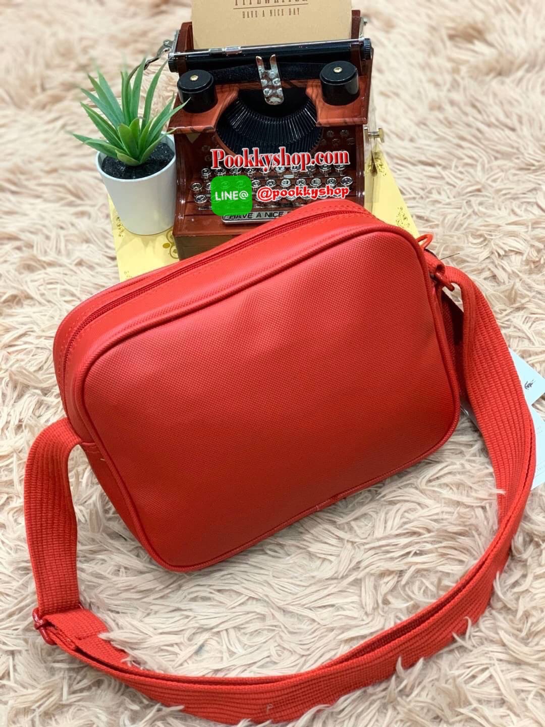 ลาคอส Classic Shoulder Bag Crossbody Bag กระเป๋าสะพายที่สามารถสะพายได้ทั้งสายคู่และสายเดี่ยว รูปทรงกว้างในลักษณะแนวนอน ใส่กระเป๋าสตางค์ยาว มินิไอแพคได้วัสดุpvc100% กันน้ำได้ เปิดปิดด้วยซิปเดียวใช้งานง่าย ด้านหน้ามี1ช่องใช้งานเสียบมือถือหรือของจุกจิกได้