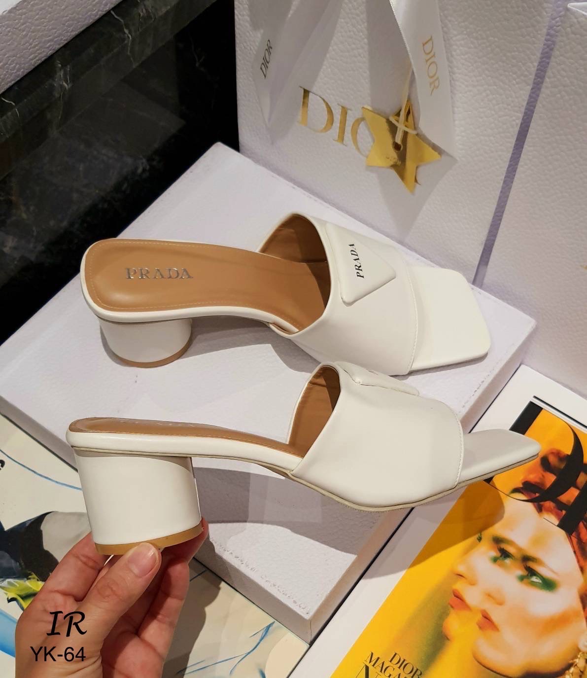 แบบขายดี!!! พร้อมส่ง Prada รุ่นใหม่ปังมากจ่ะแต่งโลโก้แบรนด์ พื้นหนางานดีเดินไม่เยกเยก ปั้มแบรนด์ ส้นกระบอกกบม 2.5 นิ้ว ใส่สวยมากค่าช่วงนี้