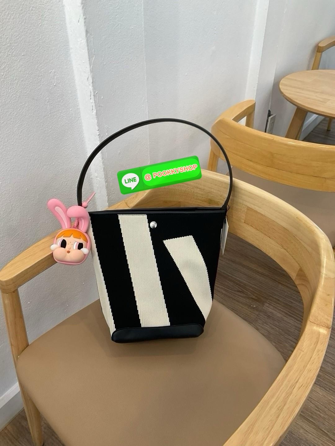 เข้าแล้วค่ะ! กับ Rally movement กระเป๋าทรงถังยอดฮิตที่สุดในปี 2024 ยอดจองคือถล่มโซเชียล จัดให้ในราคาน่ารัก ด้านในกว้างขวาง แข็งแรง สามารถใส่ไอแพด ใส่สมุดได้ #รุ่นนี้ทุกคนต้องมีจริงๆ ตัวกระเป๋างานเนี้ยบเป๊ะ มาพร้อมป้ายห้อยครบ สุดปัง พร้อมส่งวันนี้แล้ว2สี จ