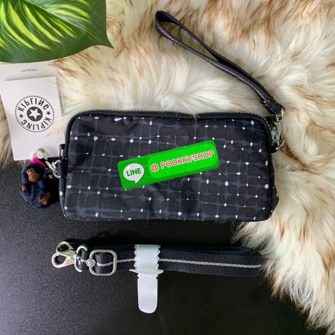 KIPLING 3 Monkey program Seoul up clutch & sling bag กระเป๋าคล้องมือ หรือ สะพายข้าง ขนาดเล็ก วัสดุ Nylon & Polyester 100% ใช้งานได้ 2 รูปแบบ มีสายสลับเปลี่ยนได้ทั้งแบบคล้องมือหรือสะพายข้าง เปิด-ปิดด้วยซิป ช่องหลักโล่ง มีช่องใส่บัตรด้านข้าง 6 ช่อง และช่องด