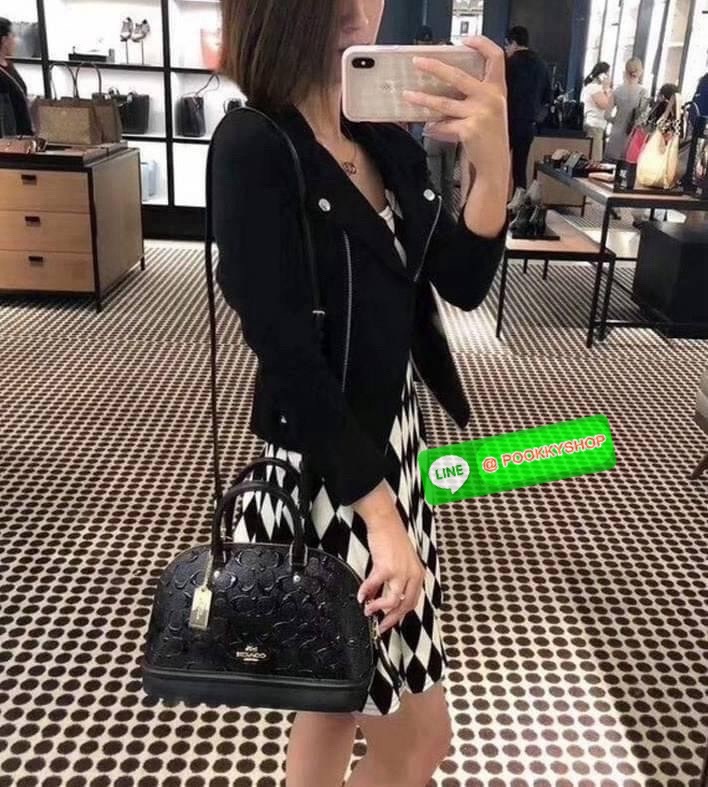 Coach MINI SIERRA SATCHEL IN SIGNATURE DEBOSSED PATENT LEATHER (COACH F55450) หนังกรวดและหนังสิทธิบัตร ด้านในมีซิปและกระเป๋าเอนกประสงค์ ปิดด้วยซิป ซับในด้วยผ้า หูหิ้วพร้อมสายสะพายยาว 3 1/2" สายสะพายถอดได้ขนาด 21 1/2" สำหรับสะพายไหล่หรือสะพายครอส