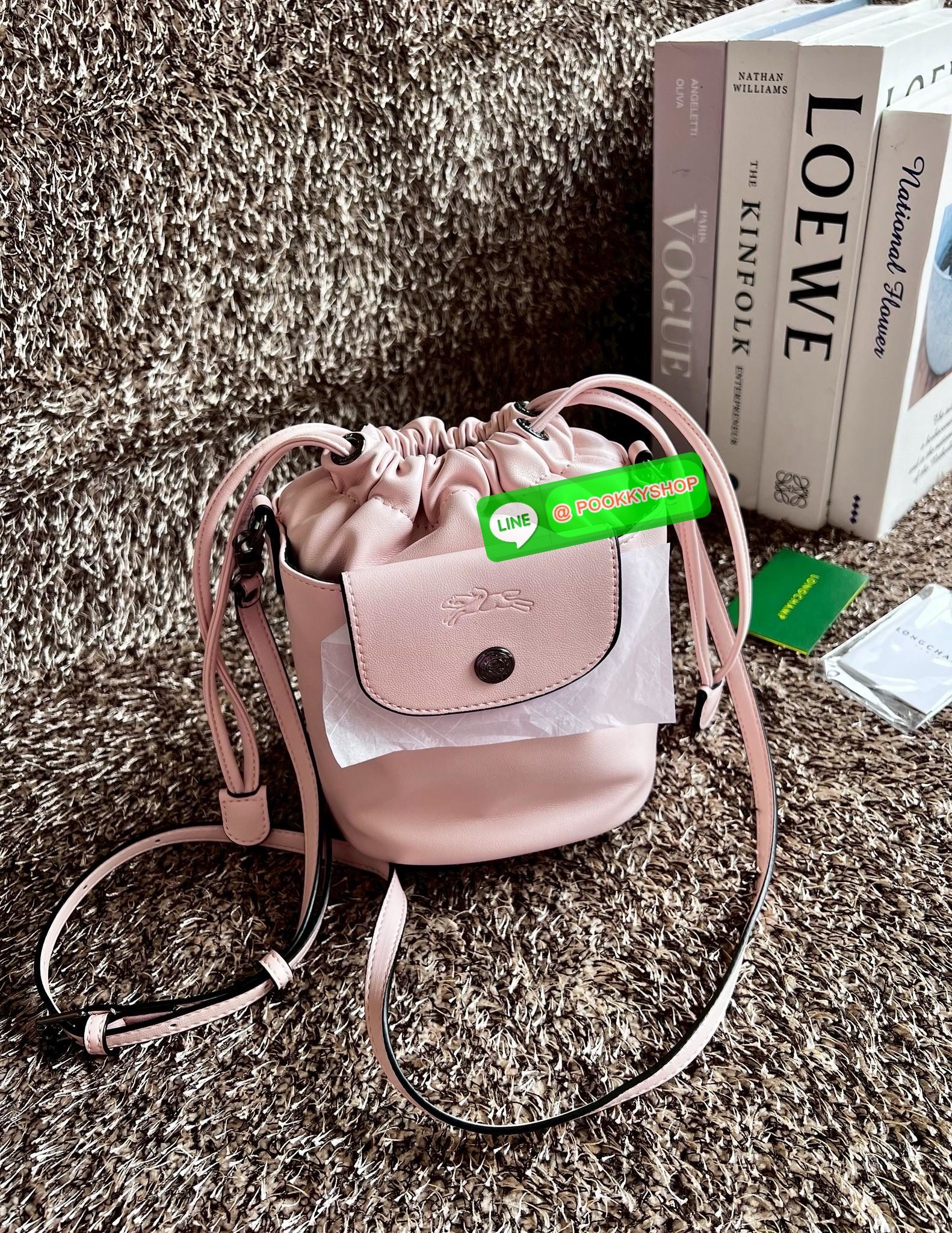 NEW ARRIVAL! LONGCHAMP LE PLIAGE XTRA XS BUCKET BAG ต้องบอกก่อนว่ารุ่นนี้เป็นรุ่นที่ใช้ออกมาแล้วไม่มีคำว่าผิดหวัง ออกแบบมาสวยแบบตัวแม่เลยค่าา 🔖พร้อมส่งทันที! กับกระเป๋าทรงบัคเกต หนังแท้smooth leather อย่างดี ใบกลางเจ้าลำตัวแล้วสวยมากก