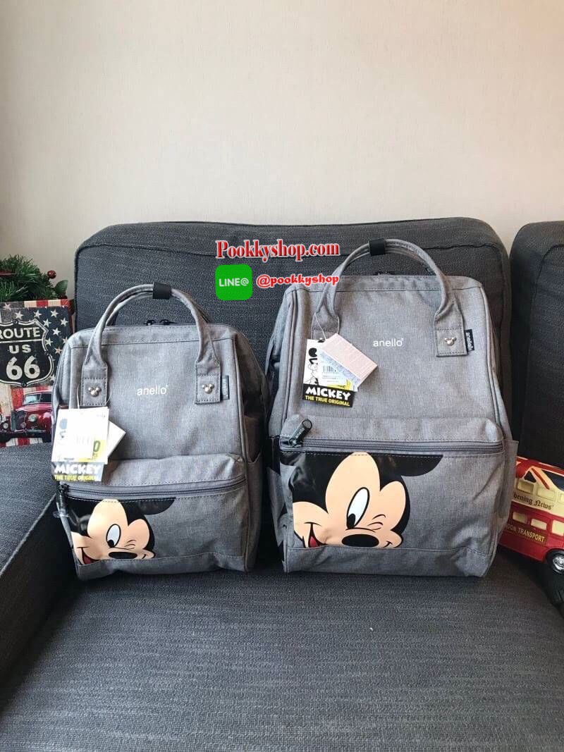 ANELLO MICKEY LIMITED EDITION DT-G001รุ่น Classic เป็นการทำงานร่วมกันระหว่าง Anello กับDisneyอีกครั้ง ภายใต้ตัวการ์ตูนมิกกี้ คอลเลคชั่นพิเศษ กระเป๋าเป้สะพายหลัง วัสดุ polyester ที่มีความหนาแน่นสูงที่เป็นที่นิยม พิมพ์โลโก้Anelloสีขาวบนด้านบนหน้ากระเป๋า ให้