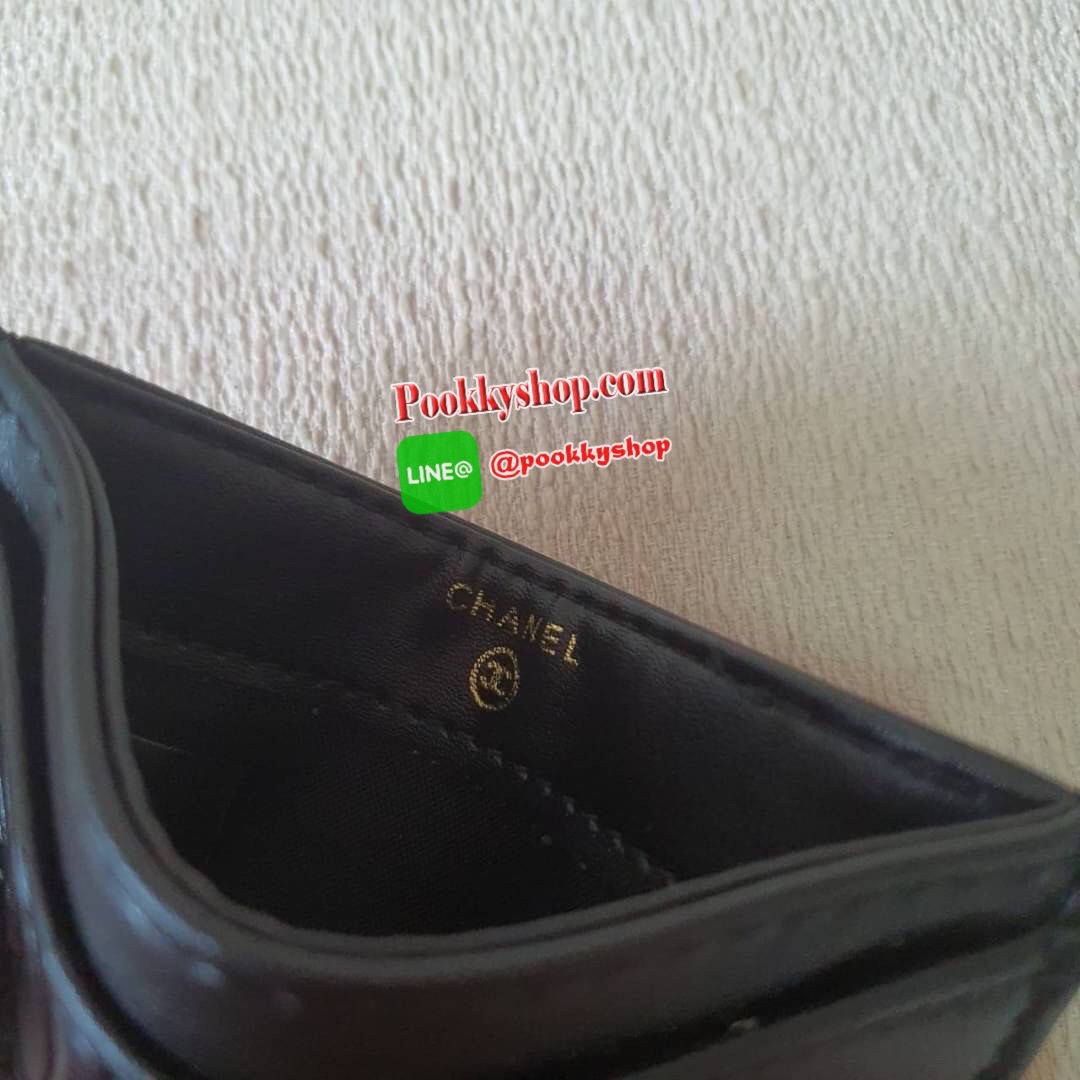 New Arrival! งานหรูเว่อวัง พร้อมส่งคะ Chanel Card Holder in Black(GWP) 💳 จากพรีเมี่ยมกิ้ฟแบรนด์หรูอย่าง chanel ดีไซน์สวยเก๋ หนังเรียบสีดำปั้มลายดอกคามิเลีย ประดับ Logo brand อะไหล่ทอง ขนาดกำลังน่ารัก ด้านในปั้ม Made in Italyและโลโก้แบรนด์ ใส่บัตรไ