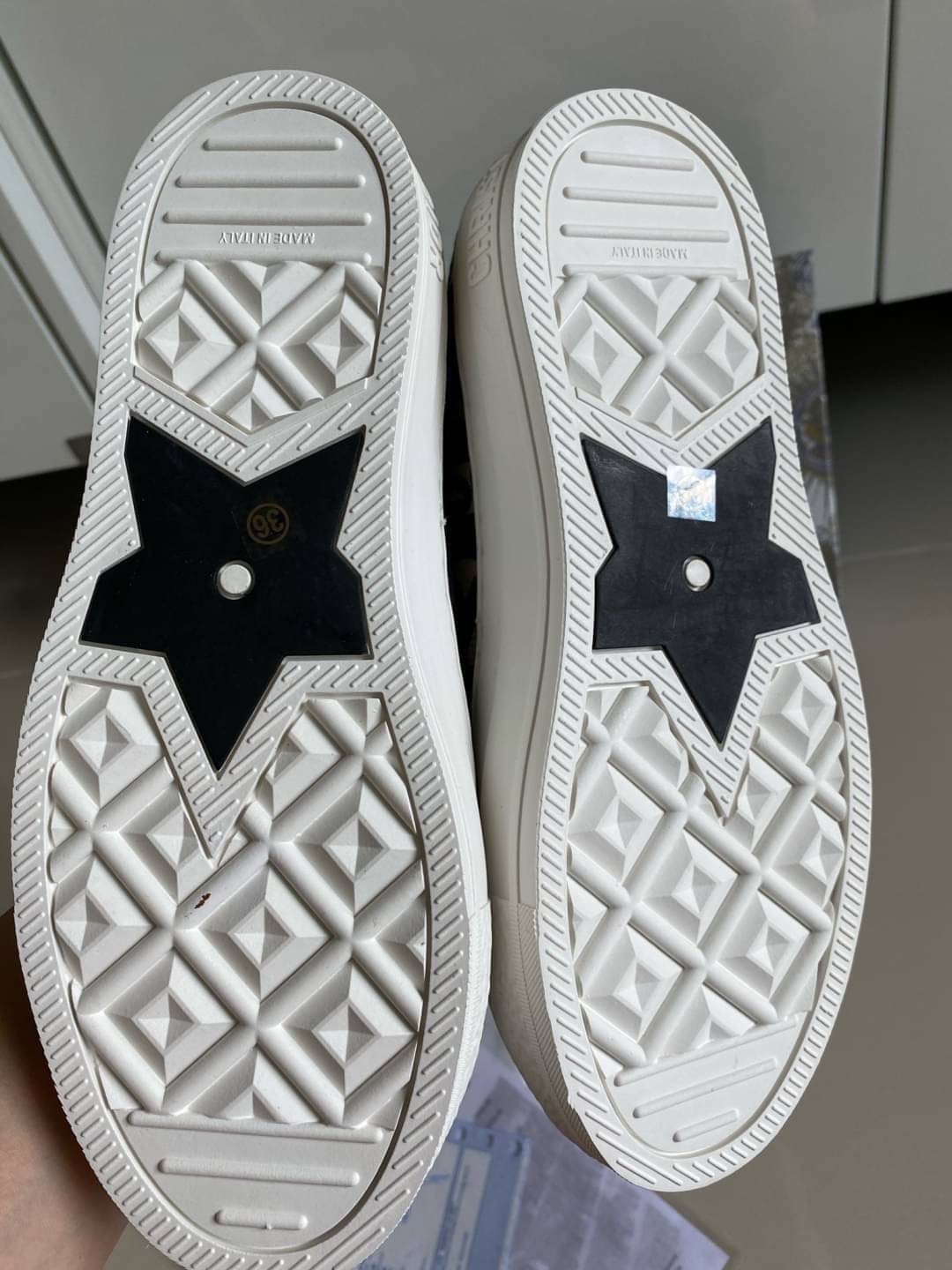 * รองเท้าผ้าใบ CHISTIAN DIOR💙💙 งานพร้อมส่งไม่ต้องรอพรีคะ 💋💋 Brand : CHISTIAN DIOR 🔥🔥🔥 ใครอยากสวยแบบคุณดิว ต้องมี ต้องจัดจ้า การันตีงานสวยมากค่ะ เกรด Hi-end ค่ะรองเท้าผ้าใบ CHISTIAN DIOR งานสวย เกรดพร