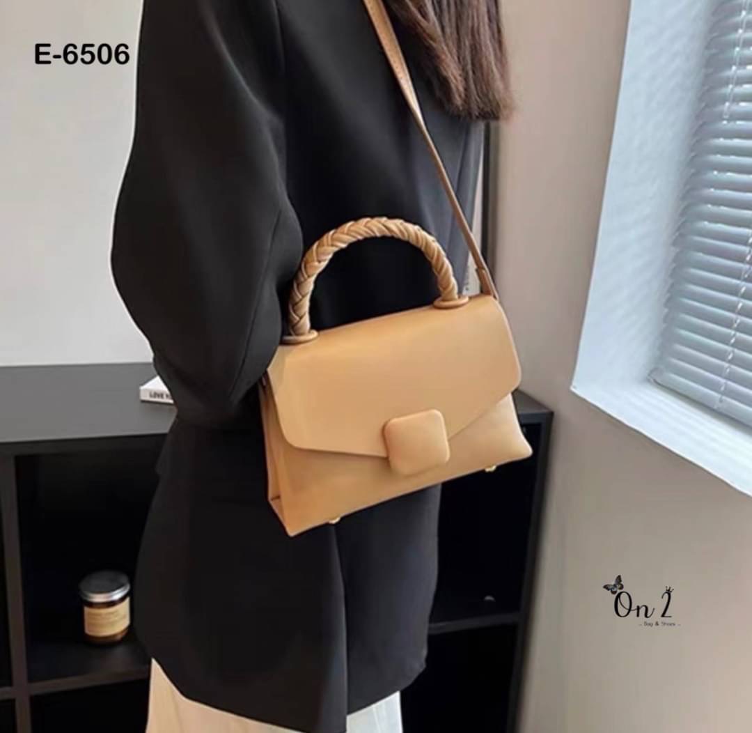 New arrivals รุ่นยอดฮิตที่ทุกคนต้องมีสีพื้น มีความคลาสสิค เรียบ แพงไม่ตะโกน สายปรับ สั้น/ คลอสบอดี้ได้ค่ะ จุได้ครบ พร้อมส่ง. ต้องจัดเลยค้า