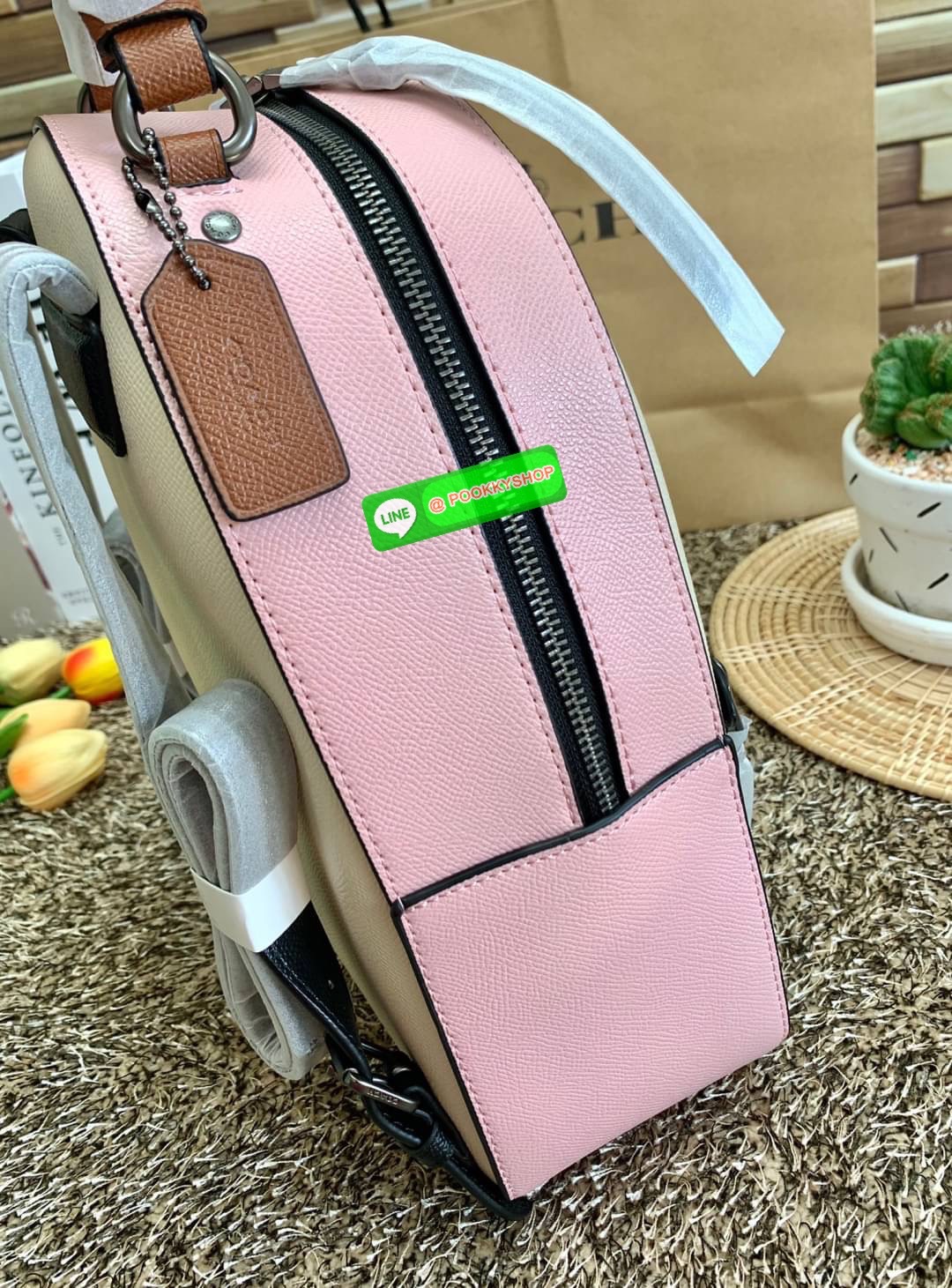 COACH JORDYN BACKPACK ((C2732//76623)) 🌹🌹ไม่มียังไงไหว ต้องบอกว่าน้องสวยมากๆค่า! กระเป๋าสะพายหลังแบบมีหูหิ้ว หนังแแท้ ลายหนังสวยน่าใช้มากค่ะ ด้านหน้ามีช่องซิปใส่มือถือหรือของจุกจิกลงไปได้ค่ะ เปิด-ปิดกระเป๋าแบบซิปคู่ห้อยหนัง ภายในกว้างใส่สั