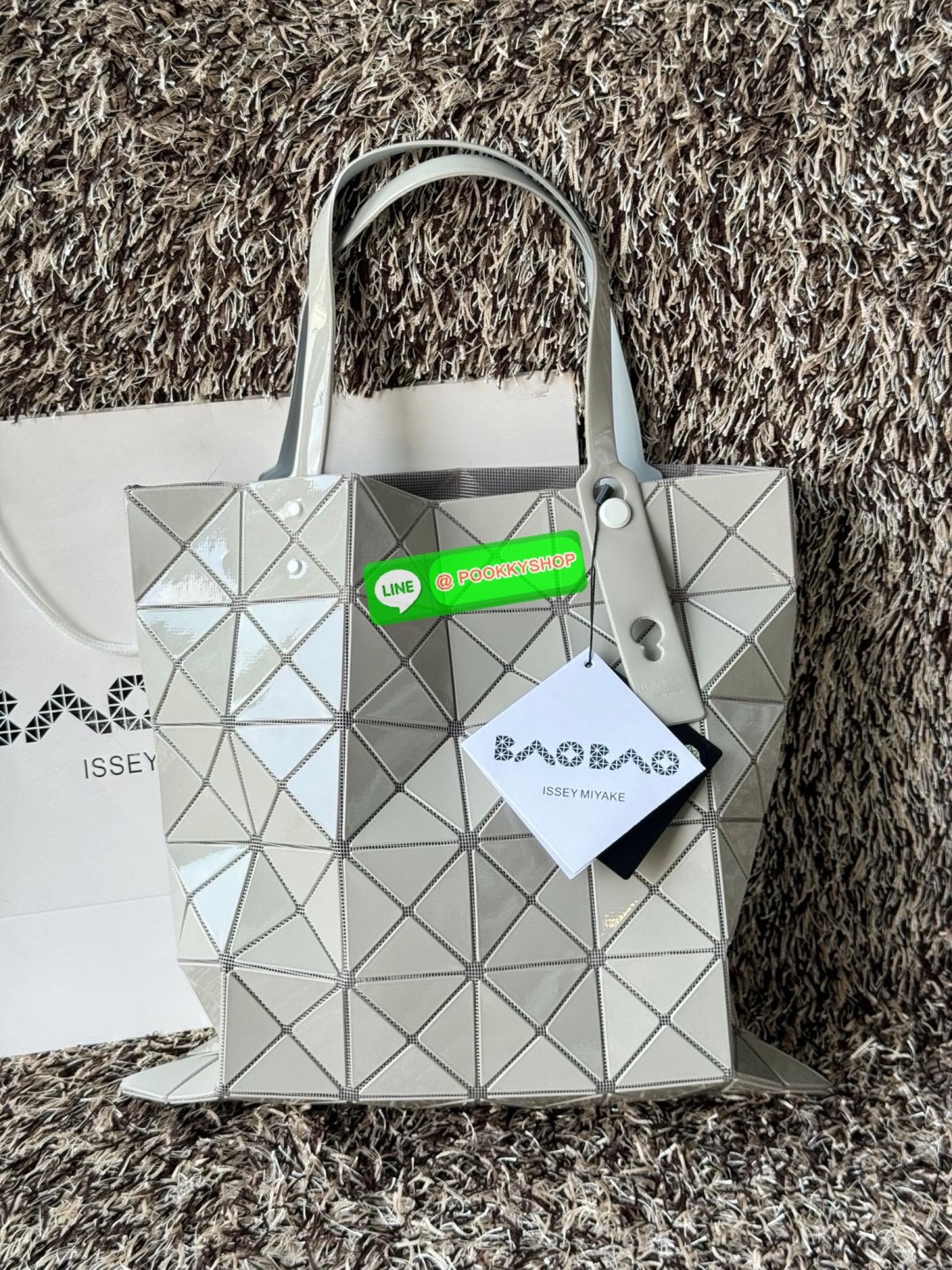 Baobao Issey Miyake 6x6 กระเป๋า Tote รุ่นนี้ถือว่าเป็นกระเป๋า Tote ไซส์กลางที่เหมาะกับการพกพาสิ่งของที่จำเป็นในทุก ๆ วัน มาพร้อมสายที่สามารถปรับได้ทั้งสองสาย และมีช่องใส่ของช่องเล็กด้านใน 1 ช่อง จุของได้เยอะแถมยังทนทาน ใช้เป็น Everyday Bag ได้เลยคะ พกพาสะ