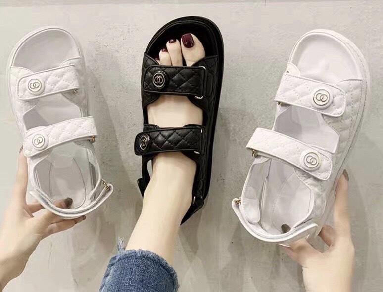 สินค้าขายดี พร้อมส่งค๊าา channel shoes รองเท้ารัดส้น channel งานเกรดพรีเมี่ยม พื้นนิ่มมากคะ ใส่สบายจะแมตช์กับกางเกง👖หรือกระโปรง👗ก็ได้ค่ะ แม่ค้าคอนเฟริม ห้ามพลาดเลยจ้าตัวนี้แนะนำ อย่าช้ารีบเลย