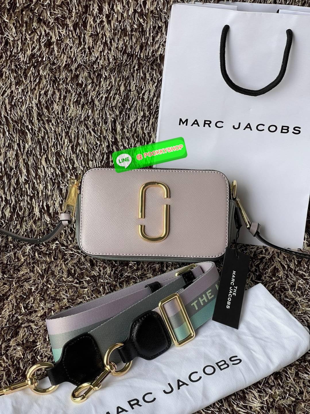 💕 Marc Jacobs Snapshot Bag กระเป๋าแบรนด์ดังจากสัญชาติอเมริกัน นับได้ว่ารุ่นนี้เป็นรุ่นทรงฮิตของ marc jacobs เลยทีเดียว โดยด้านหน้ากระเป๋าจะเป็นโลโก้แบบโลหะที่เป็นสัญลักษณ์ของแบรนด์นี้ มาพร้อมสายสะพายที่จะสะพายยังไงก็ดูโดดเด่น เพราะขนาดใหญ่ที่สกรีน