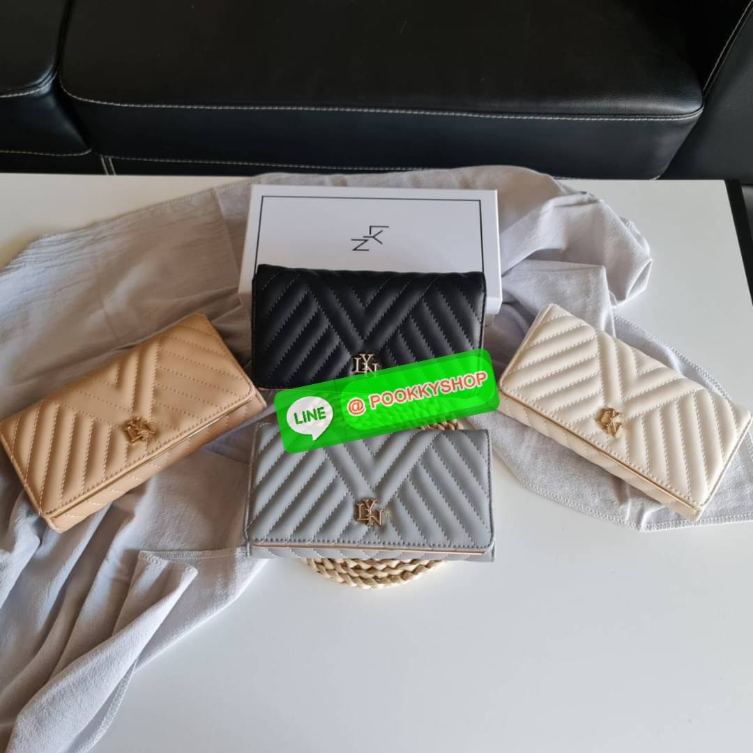 กระเป๋าสตางค์ Lyn ใบยาวแบบฝาพับ รุ่นนี้มองแล้วละมุนมากค่ะ ใบยาวขนาดกำลังดี โทนสีดูอบอุ่นด้วย ใส่บัตรใส่แบงค์ใส่เหรียญ ได้ครบ ใครกำลังเล็งหาของขวัญของฝาก หรือมองหากระเป๋าใบใหม่ แนะนำเลยจ้า